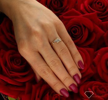 Złoty pierścionek damski Zaręczynowy wzór rozmiar 12 DIA-PRS-9252-585 to złoty damski pierścionek wykonany z wysokiej próby złota 585. Idealna biała cyrkonia we wzorze zaręczynowym nadają pierścionkowi nowoczesnego wyglądu (1).jpg