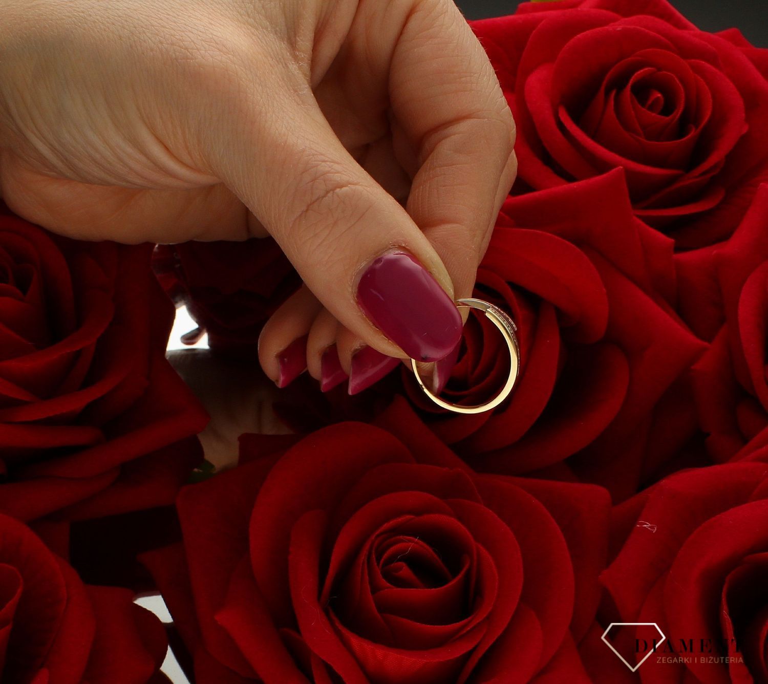 Złoty pierścionek damski Zaręczynowy wzór rozmiar 12 DIA-PRS-9252-585 to złoty damski pierścionek wykonany z wysokiej próby złota 585. Idealna biała cyrkonia we wzorze zaręczynowym nadają pierścionkowi nowoczesnego wyglądu ( (4).jpg