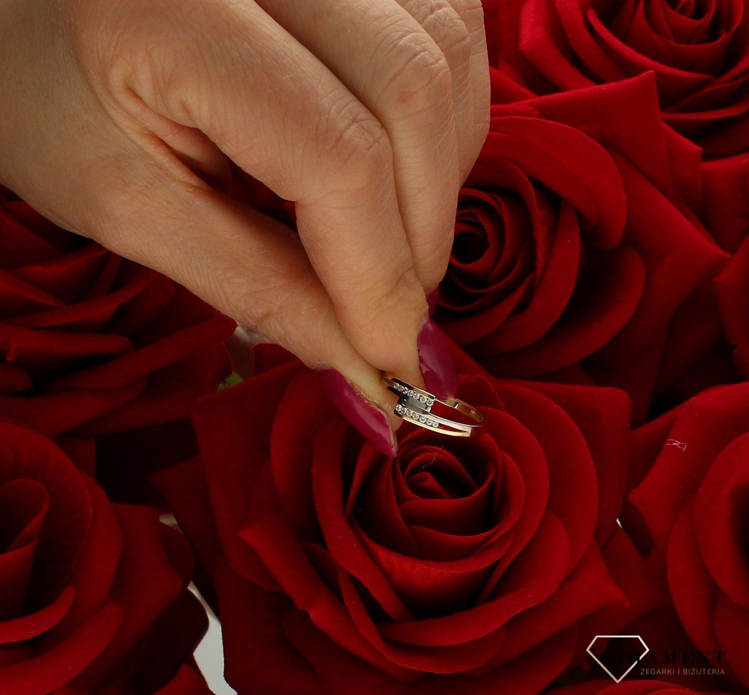 Złoty pierścionek damski Zaręczynowy wzór rozmiar 12 DIA-PRS-9252-585 to złoty damski pierścionek wykonany z wysokiej próby złota 585. Idealna biała cyrkonia we wzorze zaręczynowym nadają pierścionkowi nowoczesnego wyglądu ( (4).jpg