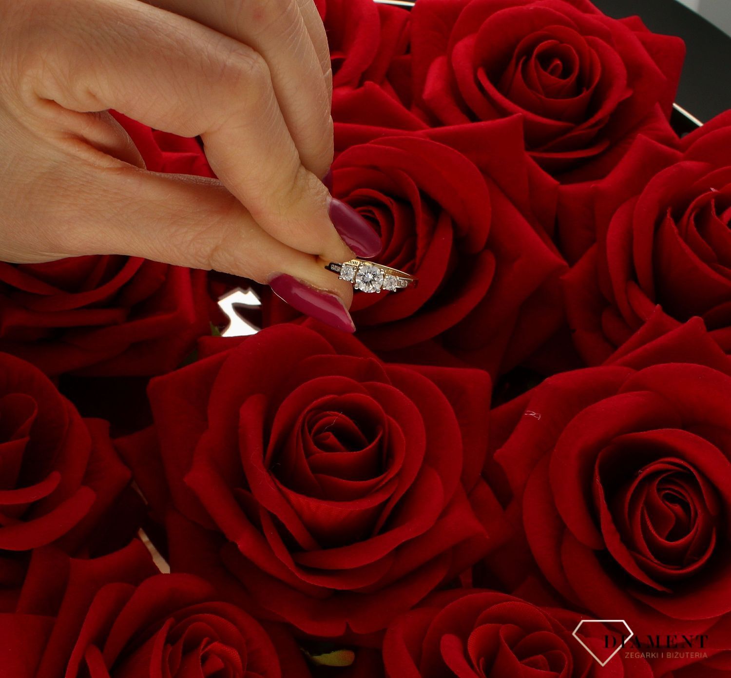 Złoty pierścionek 585 zaręczynowy wzór rozmiar 15 DIA-PRS-9253-585 (1).jpg