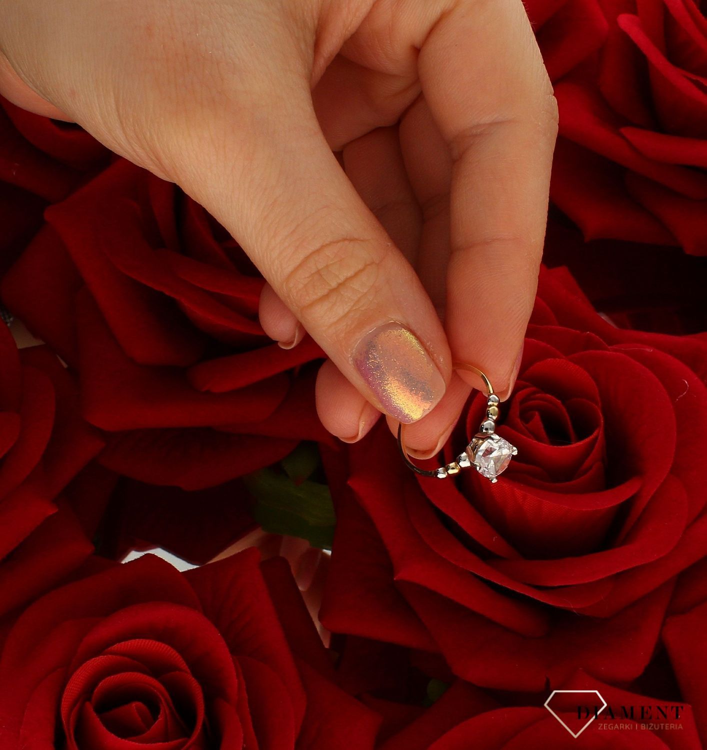 Złoty pierścionek damski 585 zaręczynowy wzór rozmiar 12 DIA-PRS-9256-585 to złoty damski pierścionek wykonany z wysokiej próby żółtego złota 585. Idealna biała cyrkonia we wzorze zaręczynowym nadają pierścionkowi nowoczesne (4).jpg