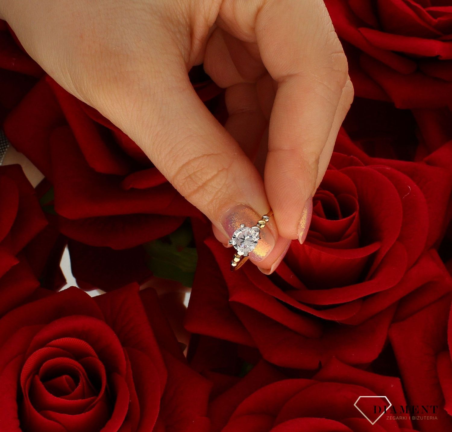 Złoty pierścionek damski 585 zaręczynowy wzór rozmiar 12 DIA-PRS-9256-585 to złoty damski pierścionek wykonany z wysokiej próby żółtego złota 585. Idealna biała cyrkonia we wzorze zaręczynowym nadają pierścionkowi nowoczesne (4).jpg