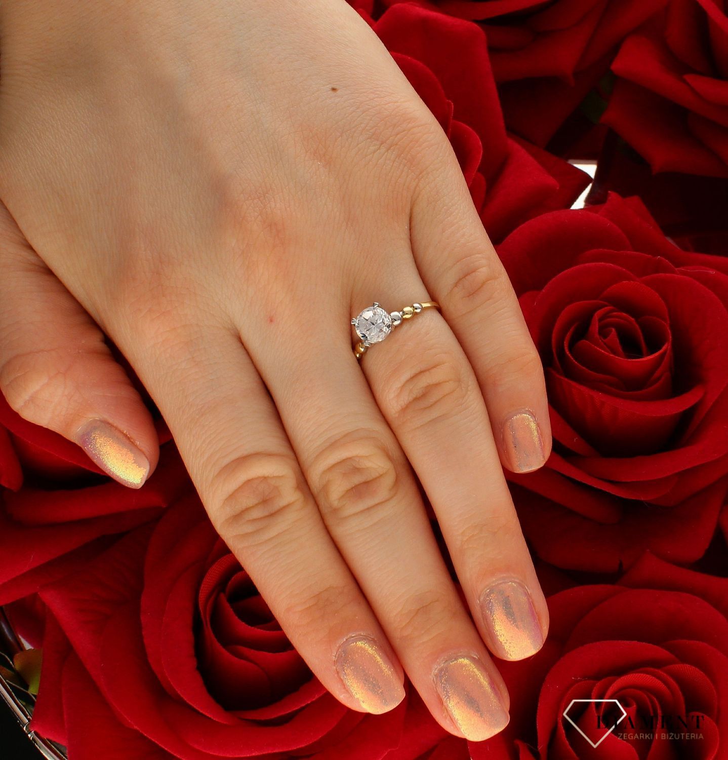 Złoty pierścionek damski 585 zaręczynowy wzór rozmiar 12 DIA-PRS-9256-585 to złoty damski pierścionek wykonany z wysokiej próby żółtego złota 585. Idealna biała cyrkonia we wzorze zaręczynowym nadają pierścionkowi nowoczesne (4).jpg