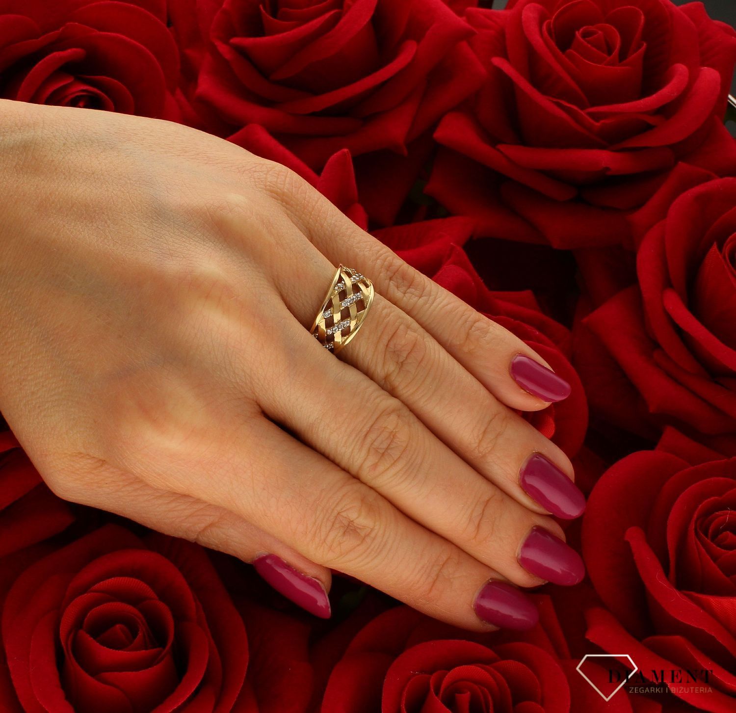 Złoty pierścionek 585 ażurowy wzór z cyrkoniami DIA-PRS-9259-585. Złoty pierścionek szeroki o ażurowym wzorze z cyrkoniami. Piękny pierścionek wykonany z wysokiej jakości złota próby 585. Pierścionek z 14- karatowego złota.  (4).jpg