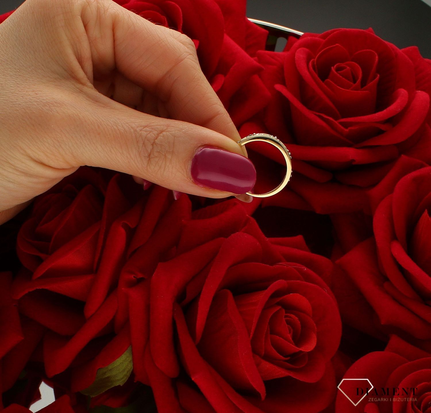 Złoty pierścionek 585 ażurowy wzór z cyrkoniami DIA-PRS-9259-585. Złoty pierścionek szeroki o ażurowym wzorze z cyrkoniami. Piękny pierścionek wykonany z wysokiej jakości złota próby 585. Pierścionek z 14- karatowego złota.  (4).jpg