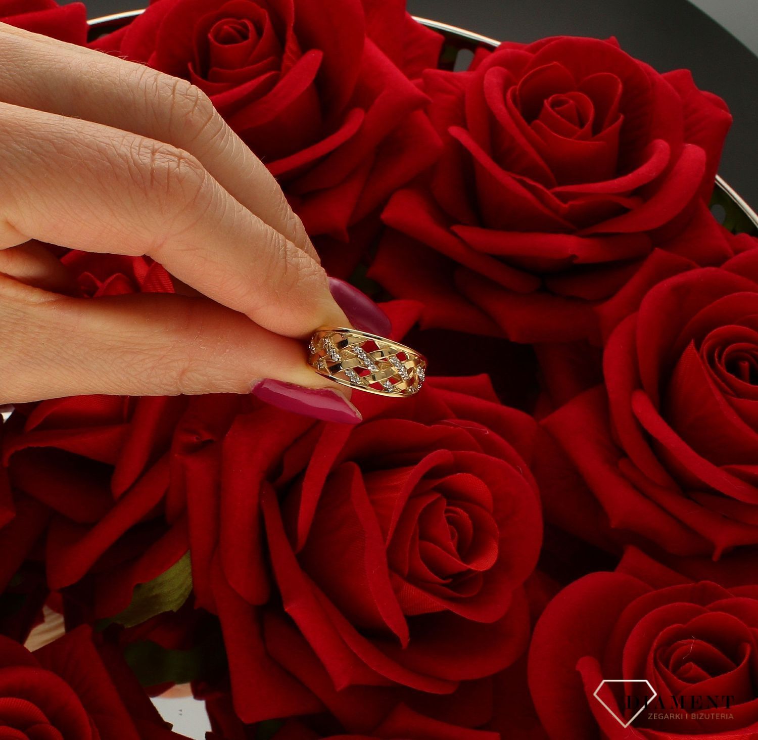 Złoty pierścionek 585 ażurowy wzór z cyrkoniami DIA-PRS-9259-585. Złoty pierścionek szeroki o ażurowym wzorze z cyrkoniami. Piękny pierścionek wykonany z wysokiej jakości złota próby 585. Pierścionek z 14- karatowego złota.  (4).jpg