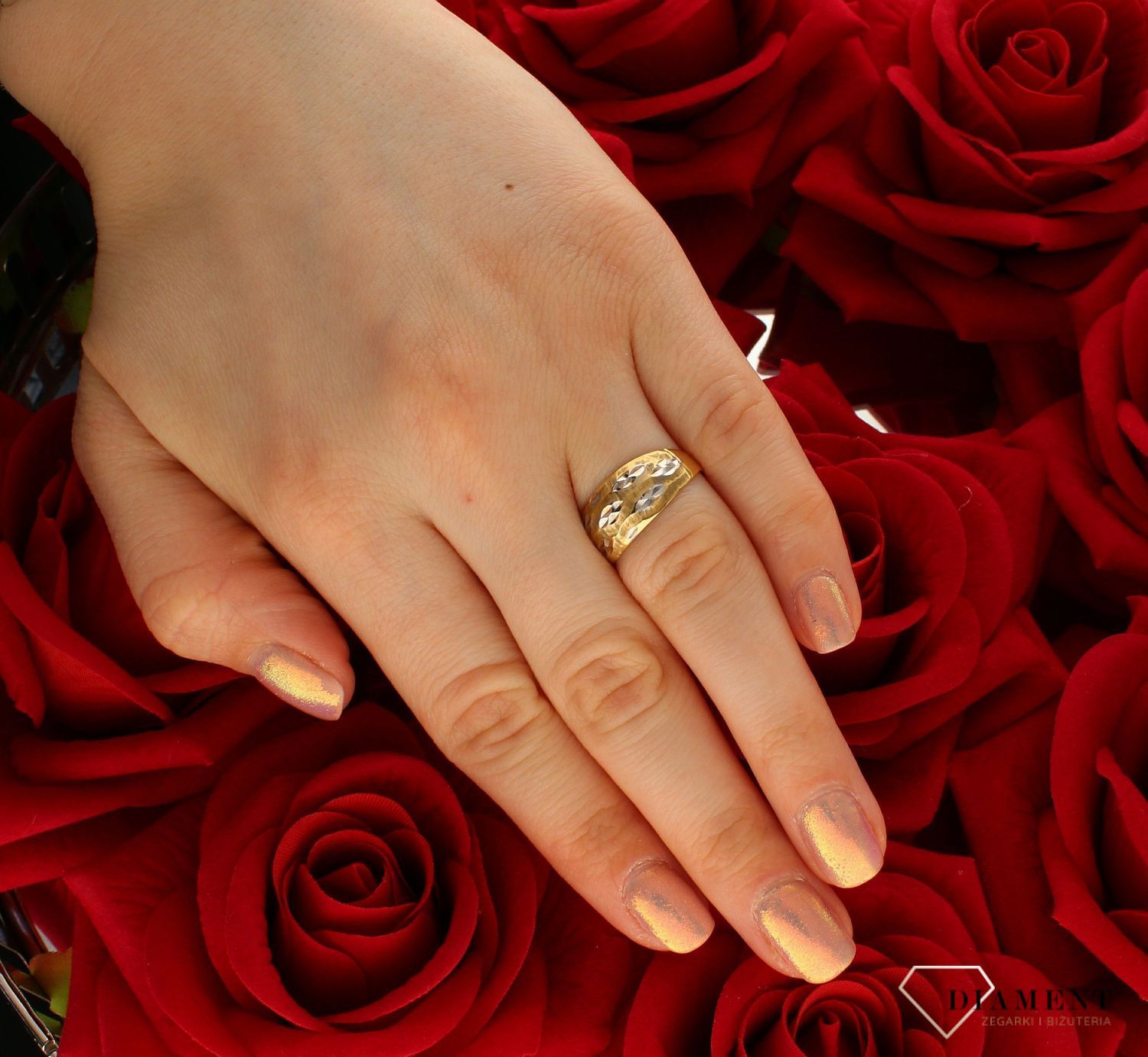Złoty pierścionek damski z białym złotem Zaręczynowy rozmiar 15 DIA-PRS-9260-585 to złoty damski pierścionek wykonany z wysokiej próby białego i żółtego złota 585. Idealna grawerowanie w połączeniu żółtego i białego złota (1 (4).jpg