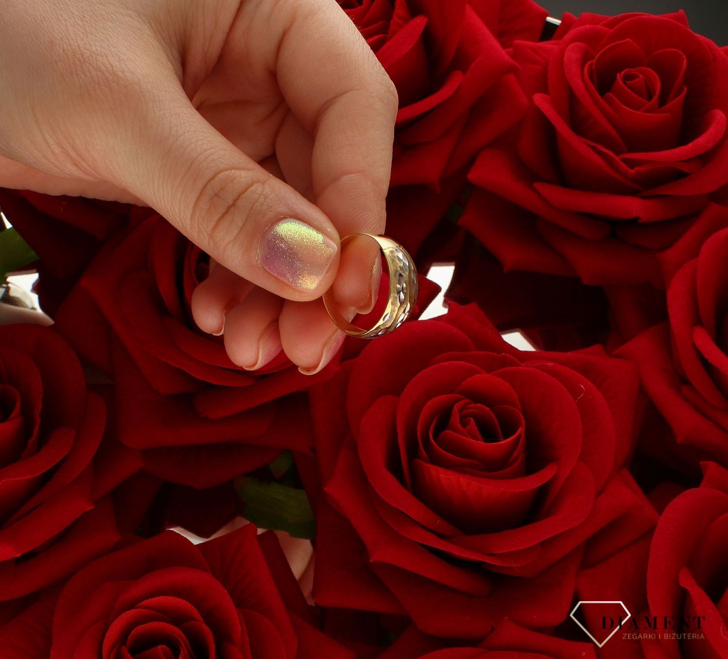 Złoty pierścionek damski z białym złotem Zaręczynowy rozmiar 15 DIA-PRS-9260-585 to złoty damski pierścionek wykonany z wysokiej próby białego i żółtego złota 585. Idealna grawerowanie w połączeniu żółtego i białego złota (1 (4).jpg