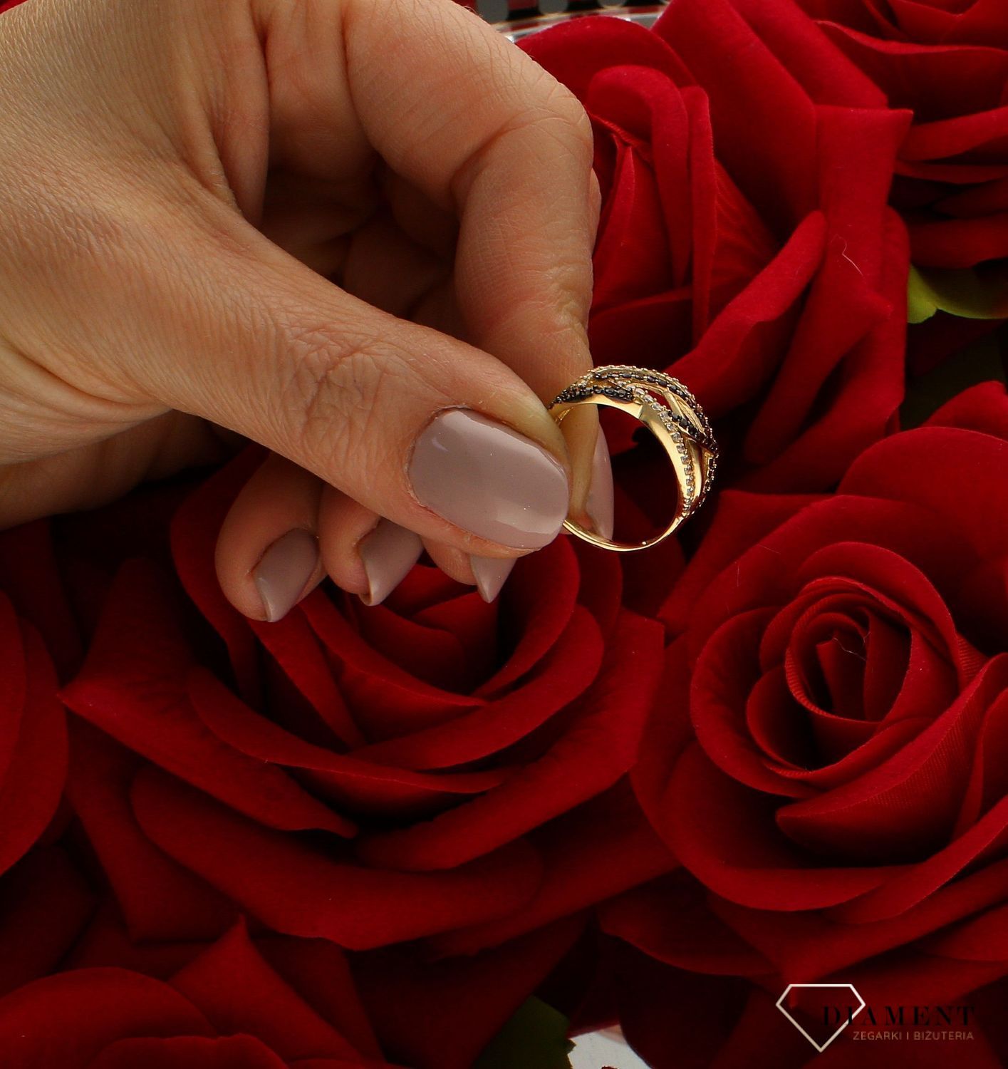 Złoty pierścionek bogato zdobiony brązowe cyrkonie rozmiar 12 DIA-PRS-9261-585  to złoty damski pierścionek wykonany z wysokiej próby złota 585. Idealna biała oraz brązowa cyrkonia we wzorze zaręczynowym nadają pierścionkowi (4).jpg