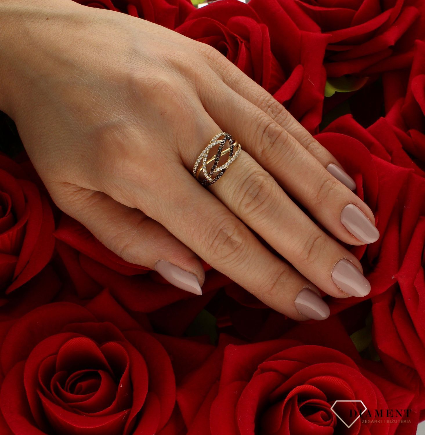 Złoty pierścionek bogato zdobiony brązowe cyrkonie rozmiar 12 DIA-PRS-9261-585  to złoty damski pierścionek wykonany z wysokiej próby złota 585. Idealna biała oraz brązowa cyrkonia we wzorze zaręczynowym nadają pierścionkowi (4).jpg