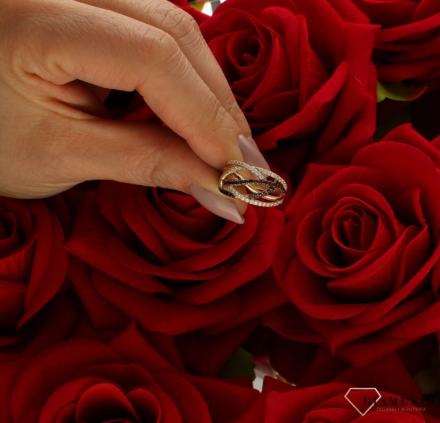 Złoty pierścionek bogato zdobiony brązowe cyrkonie rozmiar 12 DIA-PRS-9261-585  to złoty damski pierścionek wykonany z wysokiej próby złota 585. Idealna biała oraz brązowa cyrkonia we wzorze zaręczynowym nadają pierścionkowi (4).jpg