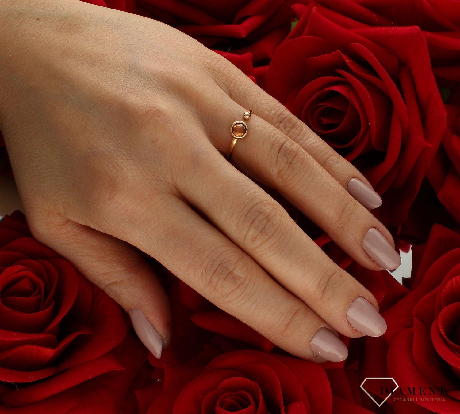 Złoty pierścionek 585 z pomarańczową cyrkonią rozmiar 10 DIA-PRS-9262-585 to złoty damski pierścionek wykonany z wysokiej próby złota 585. Idealna pomarańczowa cyrkonia we wzorze zaręczynowym nadają pierścionkowi nowoczesneg.jpg