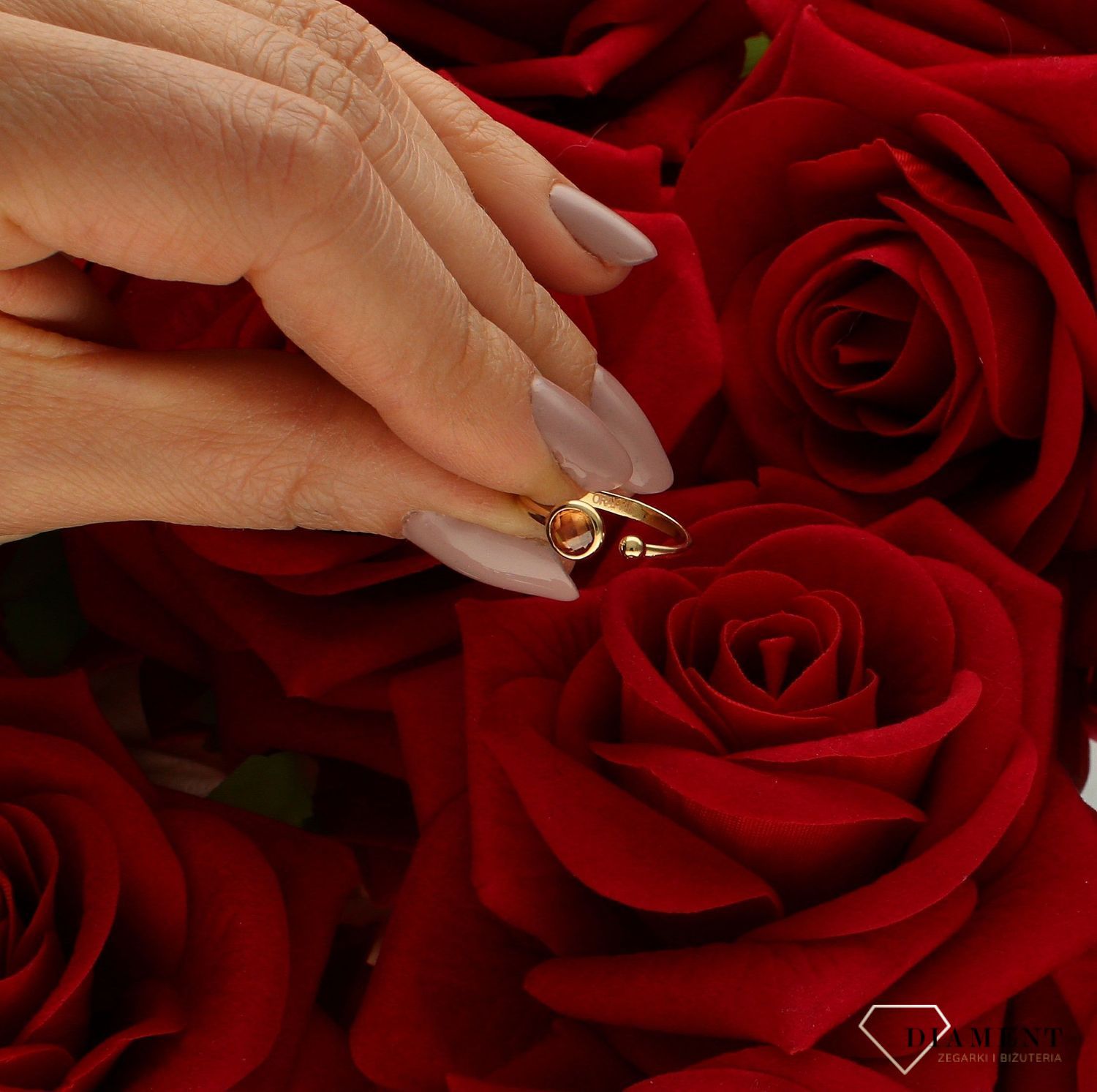 Złoty pierścionek 585 z pomarańczową cyrkonią rozmiar 10 DIA-PRS-9262-585 to złoty damski pierścionek wykonany z wysokiej próby złota 585. Idealna pomarańczowa cyrkonia we wzorze zaręczynowym nadają pierścionkowi nowoczesneg.jpg