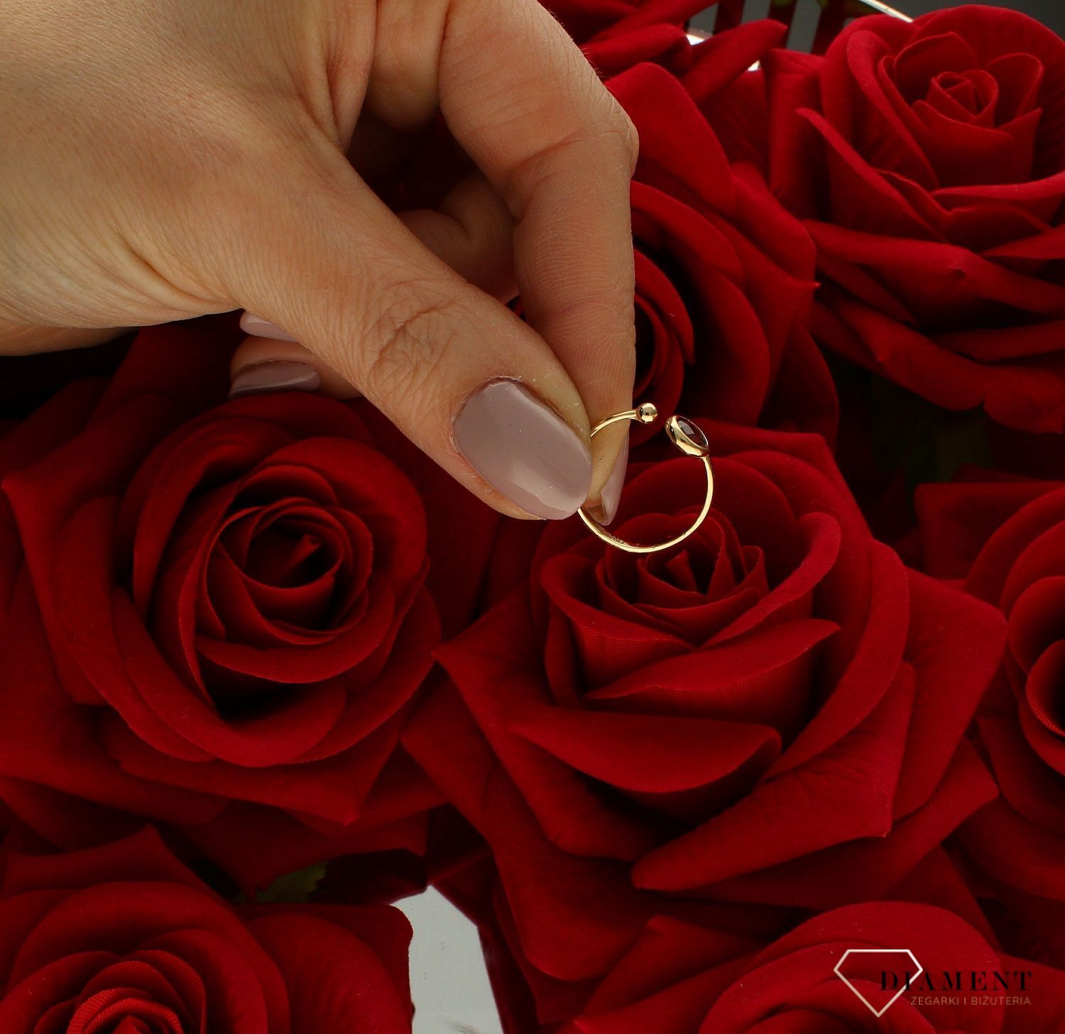 Złoty pierścionek 585 z czerwoną cyrkonią rozmiar 10 DIA-PRS-9263-585 to złoty damski pierścionek wykonany z wysokiej próby złota 585. Idealna czerwona cyrkonia we wzorze zaręczynowym nadają pierścionkowi nowoczesnego wygląd (4).jpg