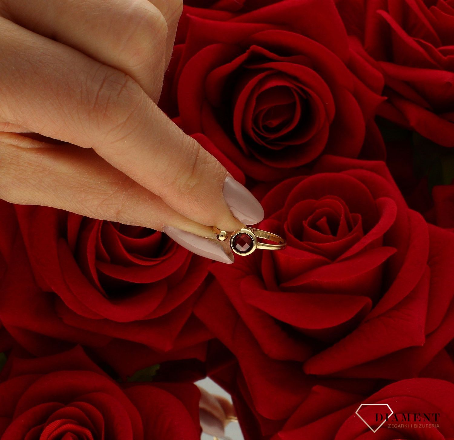 Złoty pierścionek 585 z czerwoną cyrkonią rozmiar 10 DIA-PRS-9263-585 to złoty damski pierścionek wykonany z wysokiej próby złota 585. Idealna czerwona cyrkonia we wzorze zaręczynowym nadają pierścionkowi nowoczesnego wygląd (4).jpg