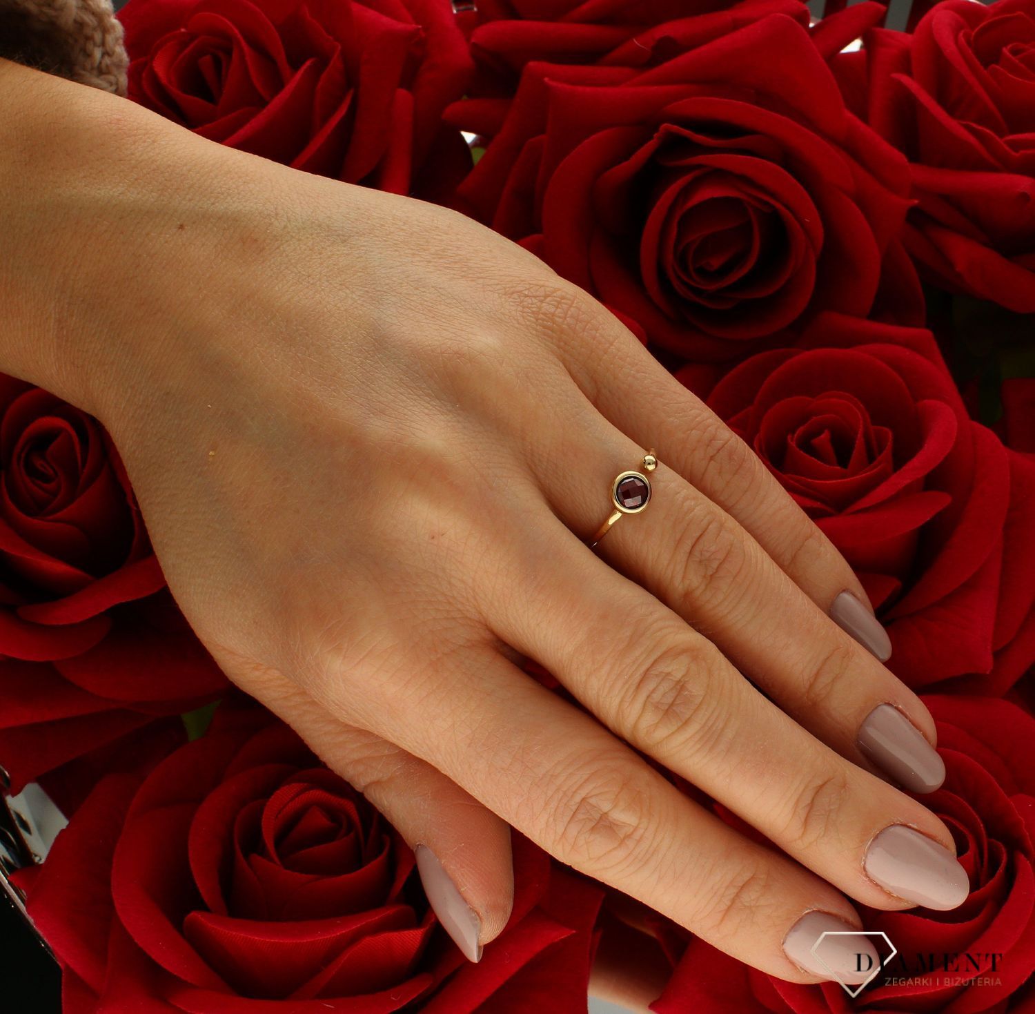 Złoty pierścionek 585 z czerwoną cyrkonią rozmiar 10 DIA-PRS-9263-585 to złoty damski pierścionek wykonany z wysokiej próby złota 585. Idealna czerwona cyrkonia we wzorze zaręczynowym nadają pierścionkowi nowoczesnego wygląd (4).jpg