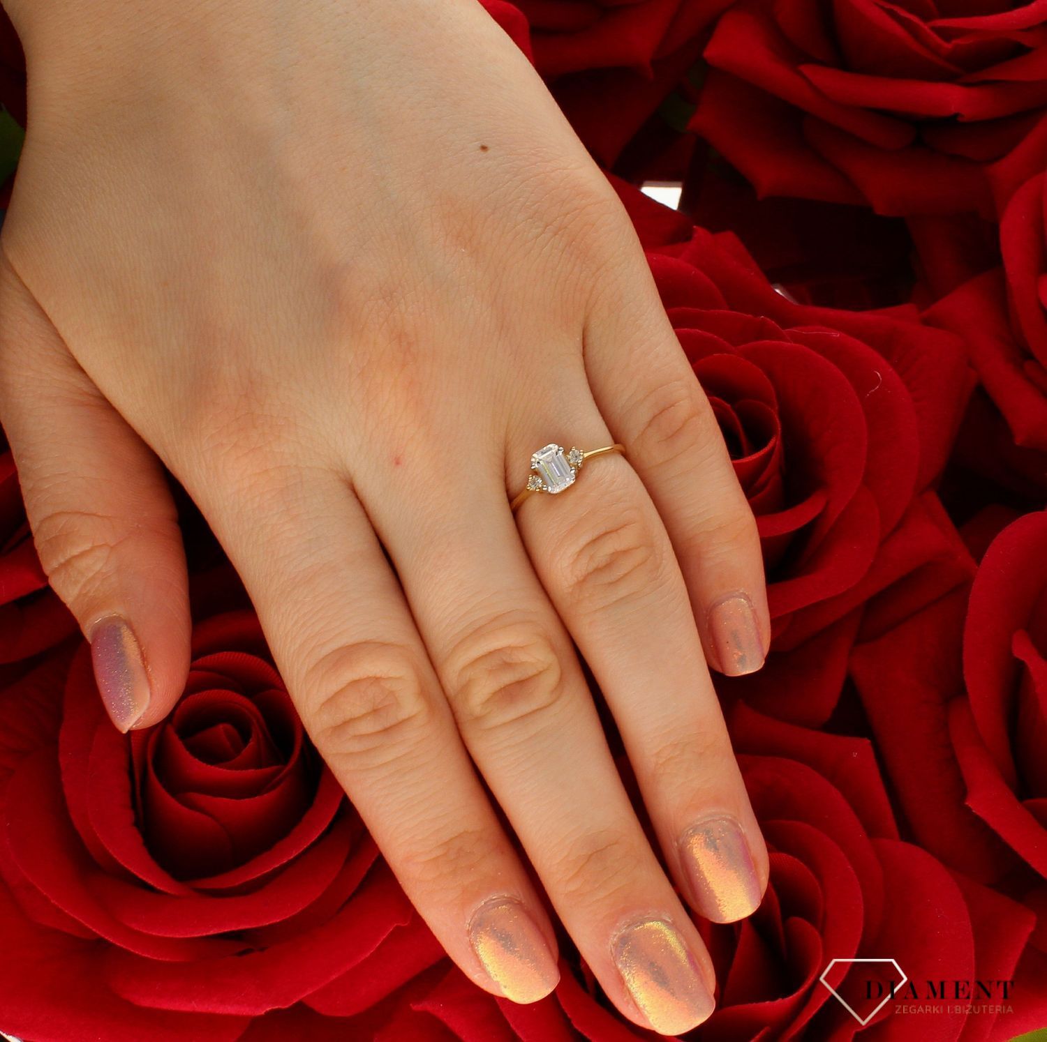 Złoty pierścionek damski 585 zaręczynowy wzór rozmiar 12 DIA-PRS-9264-585 to złoty damski pierścionek wykonany z wysokiej próby żółtego złota 585. Idealna biała cyrkonia o prostokątnym kształcie we wzorze zaręczynowym (4).jpg