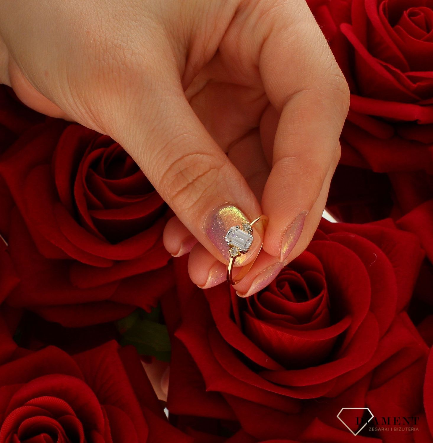 Złoty pierścionek damski 585 zaręczynowy wzór rozmiar 12 DIA-PRS-9264-585 to złoty damski pierścionek wykonany z wysokiej próby żółtego złota 585. Idealna biała cyrkonia o prostokątnym kształcie we wzorze zaręczynowym (4).jpg