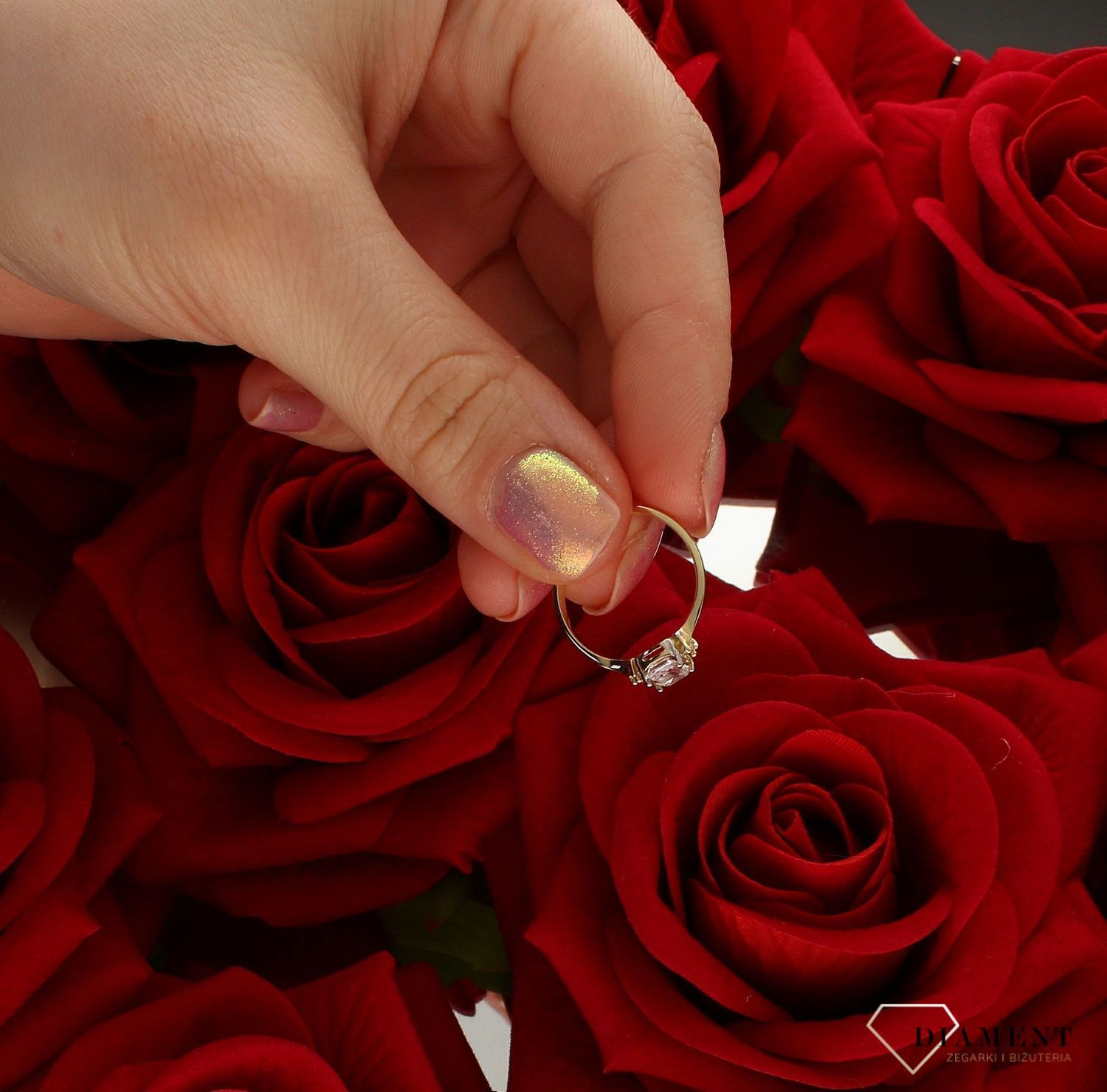 Złoty pierścionek damski 585 zaręczynowy wzór rozmiar 12 DIA-PRS-9264-585 to złoty damski pierścionek wykonany z wysokiej próby żółtego złota 585. Idealna biała cyrkonia o prostokątnym kształcie we wzorze zaręczynowym (4).jpg