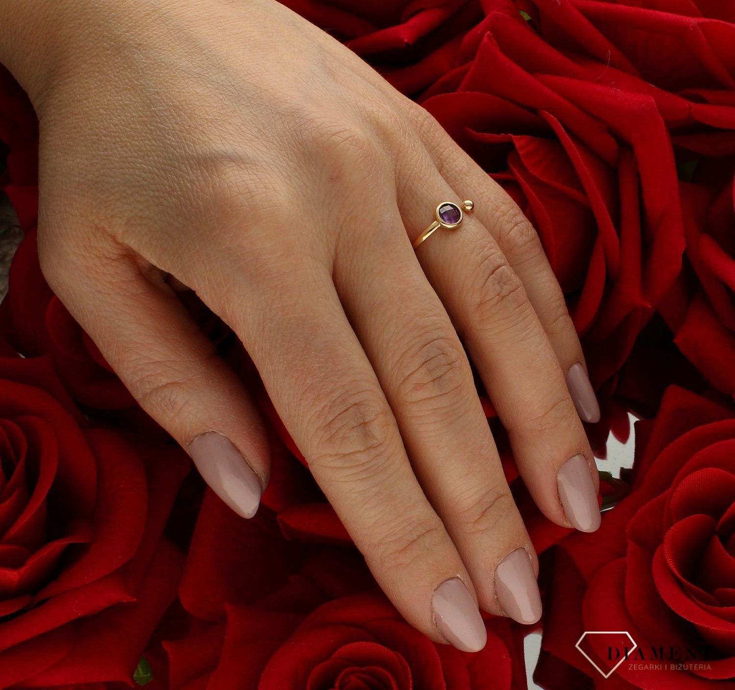 Złoty pierścionek 585 z fioletową cyrkonią rozmiar 9 DIA-PRS-9265-585 to złoty damski pierścionek wykonany z wysokiej próby złota 585. Idealna fioletowa cyrkonia we wzorze zaręczynowym nadają pierścionkowi nowoczesnego wyglą (3).jpg