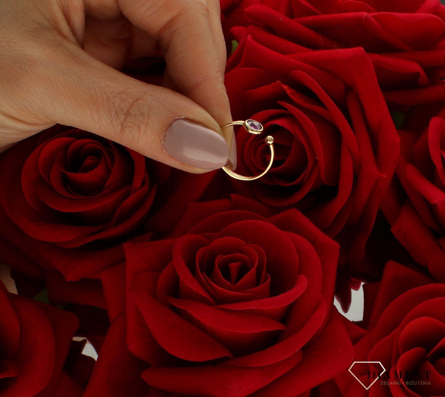 Złoty pierścionek 585 z fioletową cyrkonią rozmiar 9 DIA-PRS-9265-585 to złoty damski pierścionek wykonany z wysokiej próby złota 585. Idealna fioletowa cyrkonia we wzorze zaręczynowym nadają pierścionkowi nowoczesnego wyglą (3).jpg