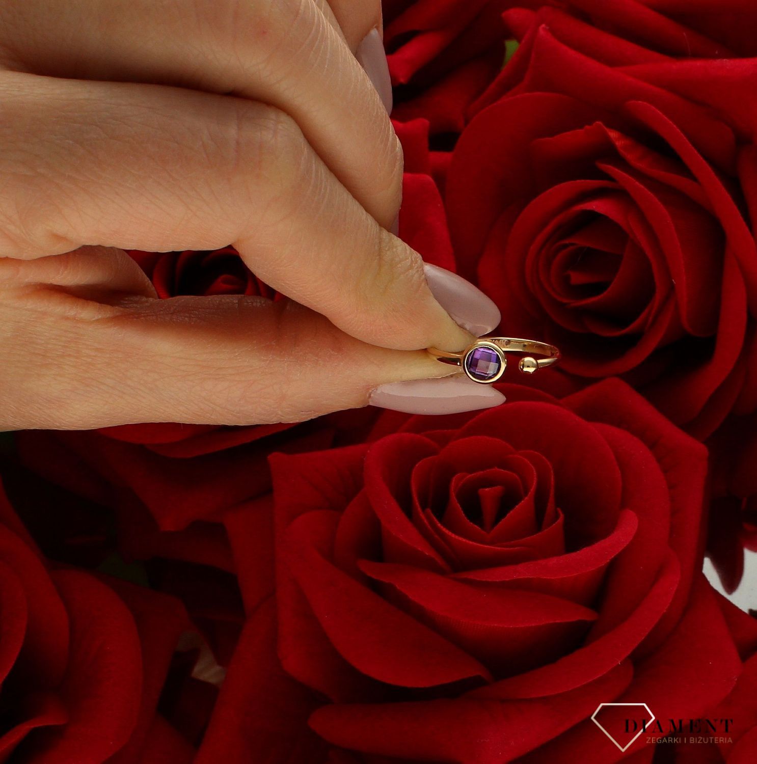 Złoty pierścionek 585 z fioletową cyrkonią rozmiar 9 DIA-PRS-9265-585 to złoty damski pierścionek wykonany z wysokiej próby złota 585. Idealna fioletowa cyrkonia we wzorze zaręczynowym nadają pierścionkowi nowoczesnego wyglą (3).jpg