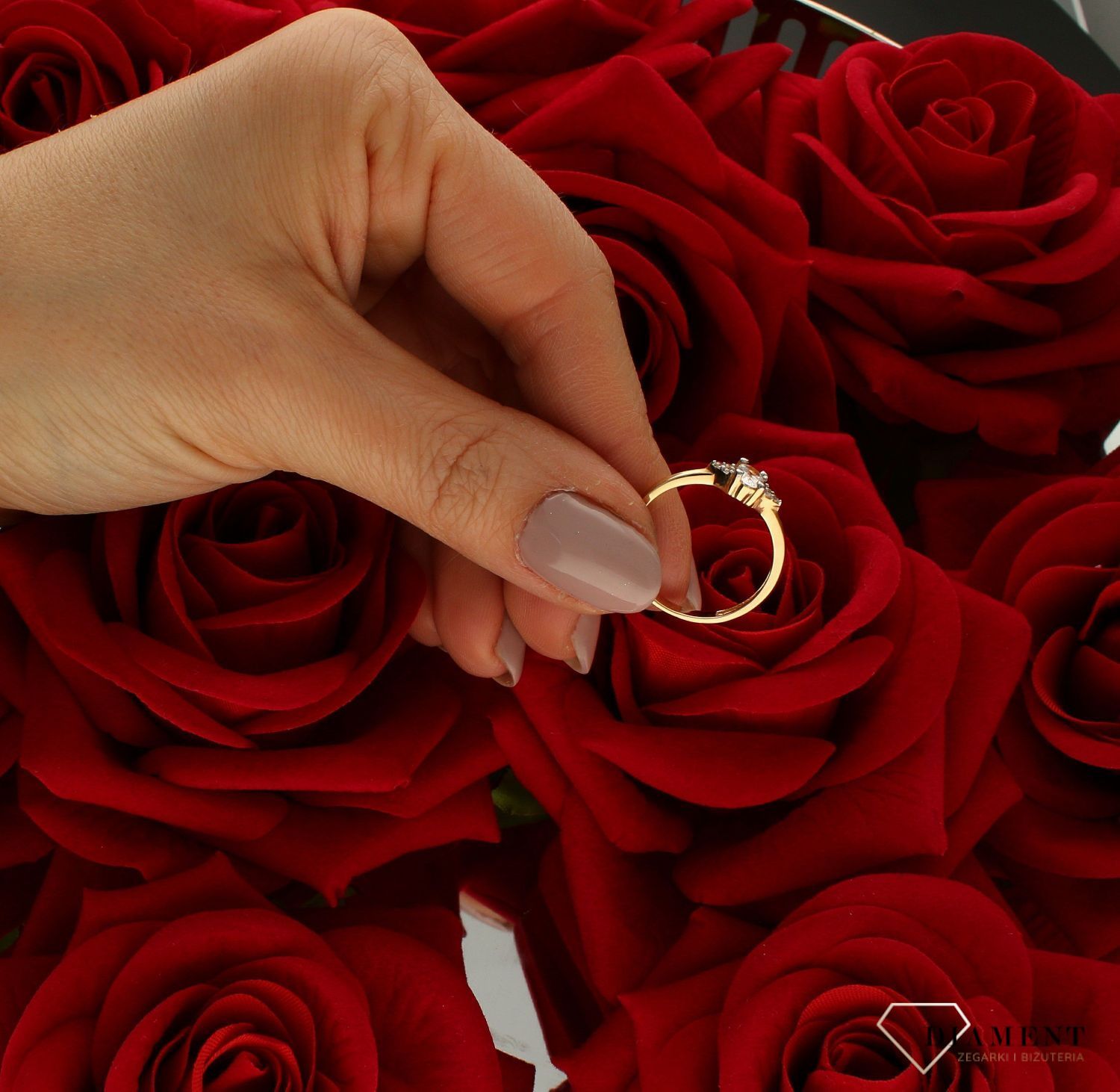 Złoty pierścionek 585 damski zaręczynowy wzór rozmiar 17 DIA-PRS-9266-585 to złoty damski pierścionek wykonany z wysokiej próby złota 585. Idealna biała cyrkonia we wzorze zaręczynowym nadają pierścionkowi nowoczesnego wyglą (4).jpg