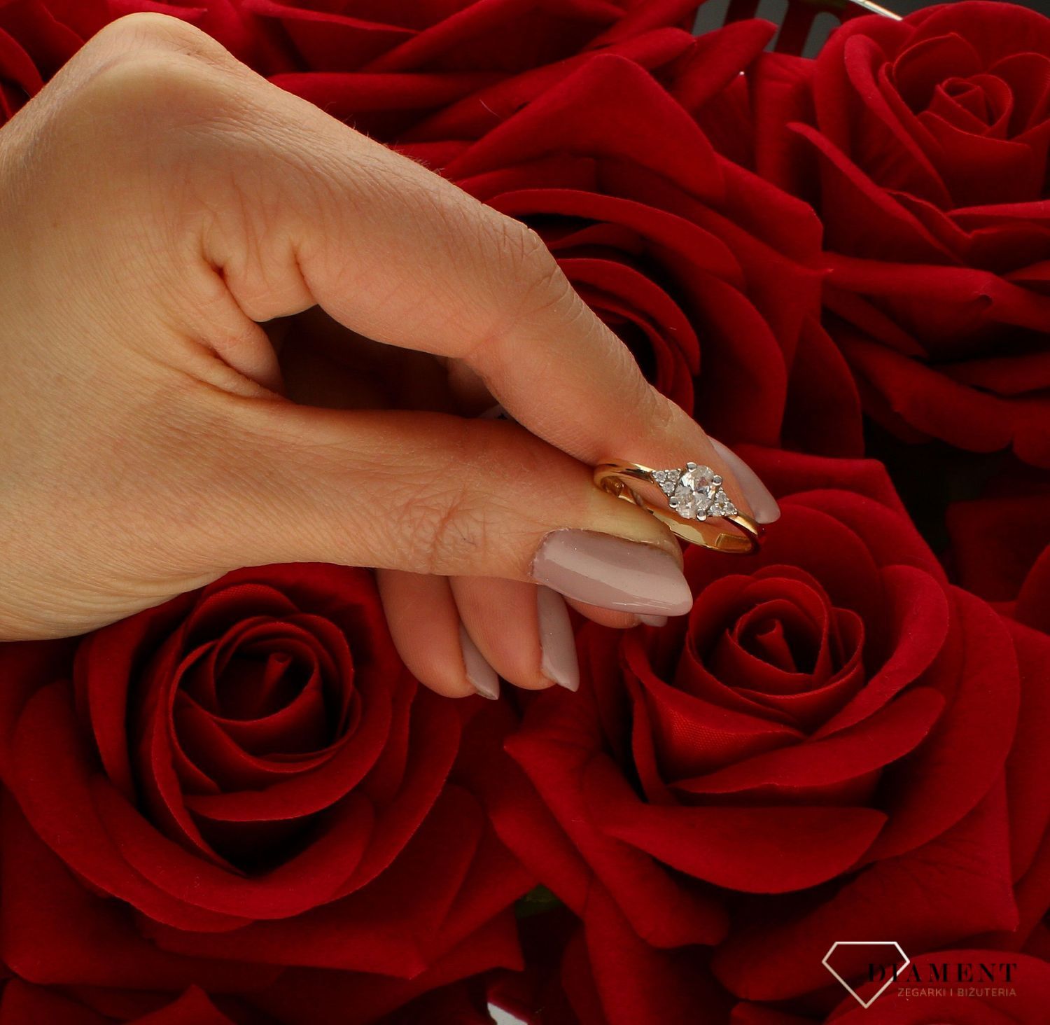 Złoty pierścionek 585 damski zaręczynowy wzór rozmiar 17 DIA-PRS-9266-585 to złoty damski pierścionek wykonany z wysokiej próby złota 585. Idealna biała cyrkonia we wzorze zaręczynowym nadają pierścionkowi nowoczesnego wyglą (4).jpg