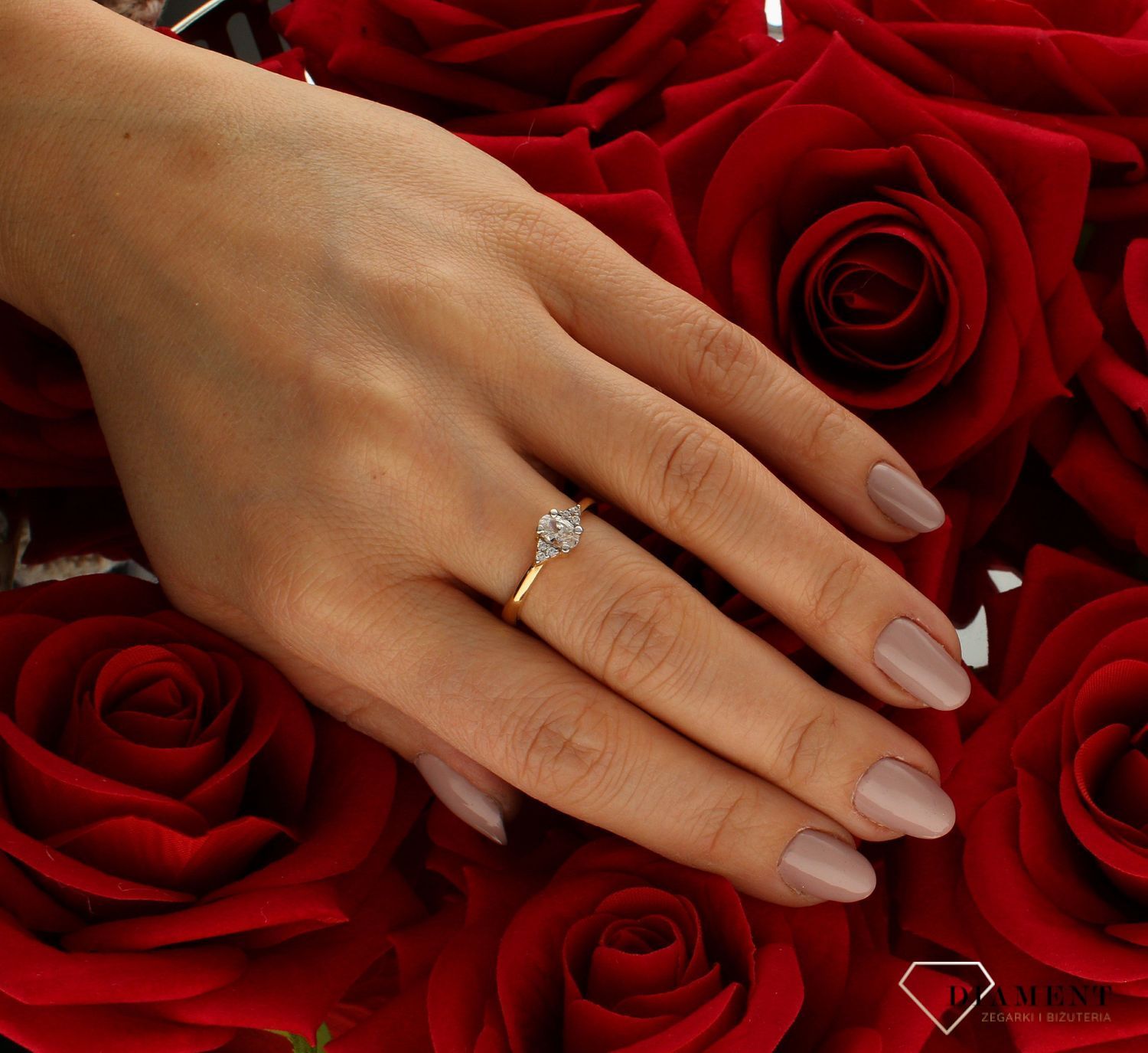 Złoty pierścionek 585 damski zaręczynowy wzór rozmiar 17 DIA-PRS-9266-585 to złoty damski pierścionek wykonany z wysokiej próby złota 585. Idealna biała cyrkonia we wzorze zaręczynowym nadają pierścionkowi nowoczesnego wyglą (4).jpg