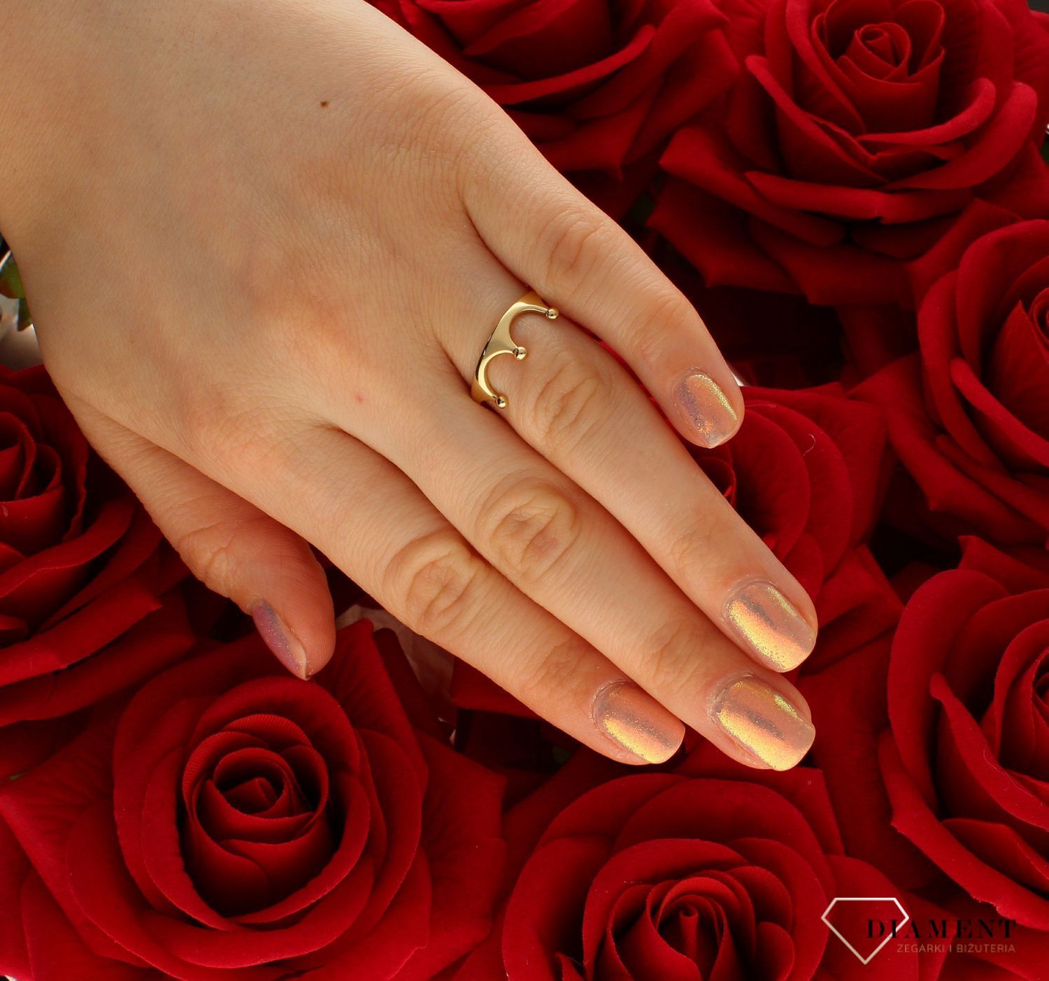 Złoty pierścionek damski 585 wzór korona rozmiar 15 DIA-PRS-9267-585 to złoty damski pierścionek wykonany z wysokiej próby żółtego złota 585. Pierścionek ozdobiony wzorem korony zyskuje nowoczesny i modny wygląd (4).jpg