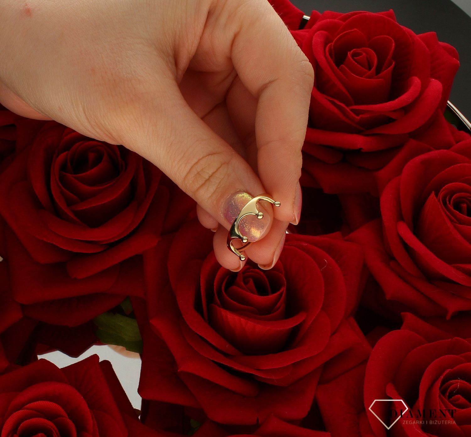 Złoty pierścionek damski 585 wzór korona rozmiar 15 DIA-PRS-9267-585 to złoty damski pierścionek wykonany z wysokiej próby żółtego złota 585. Pierścionek ozdobiony wzorem korony zyskuje nowoczesny i modny wygląd (4).jpg