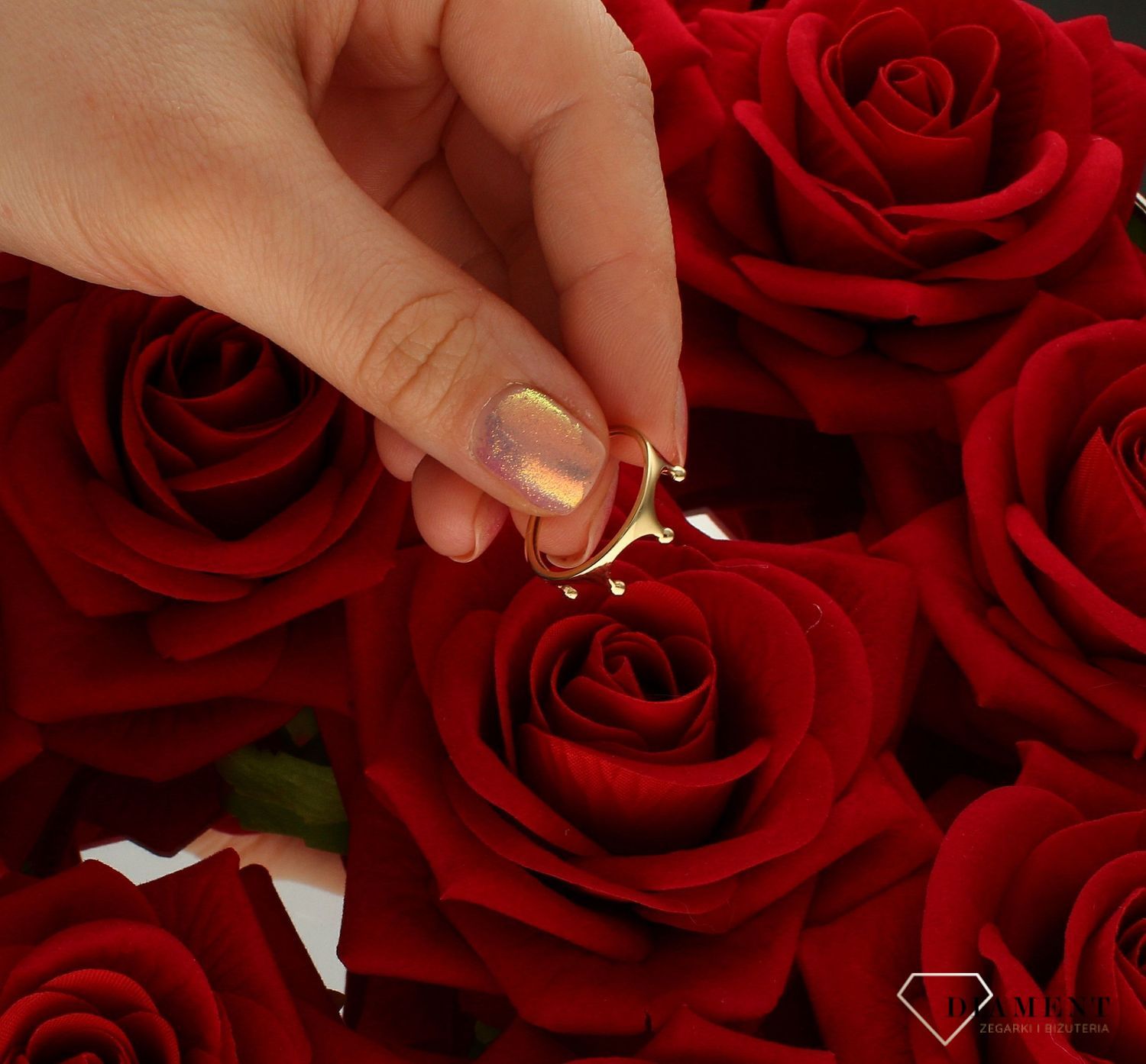 Złoty pierścionek damski 585 wzór korona rozmiar 15 DIA-PRS-9267-585 to złoty damski pierścionek wykonany z wysokiej próby żółtego złota 585. Pierścionek ozdobiony wzorem korony zyskuje nowoczesny i modny wygląd (4).jpg