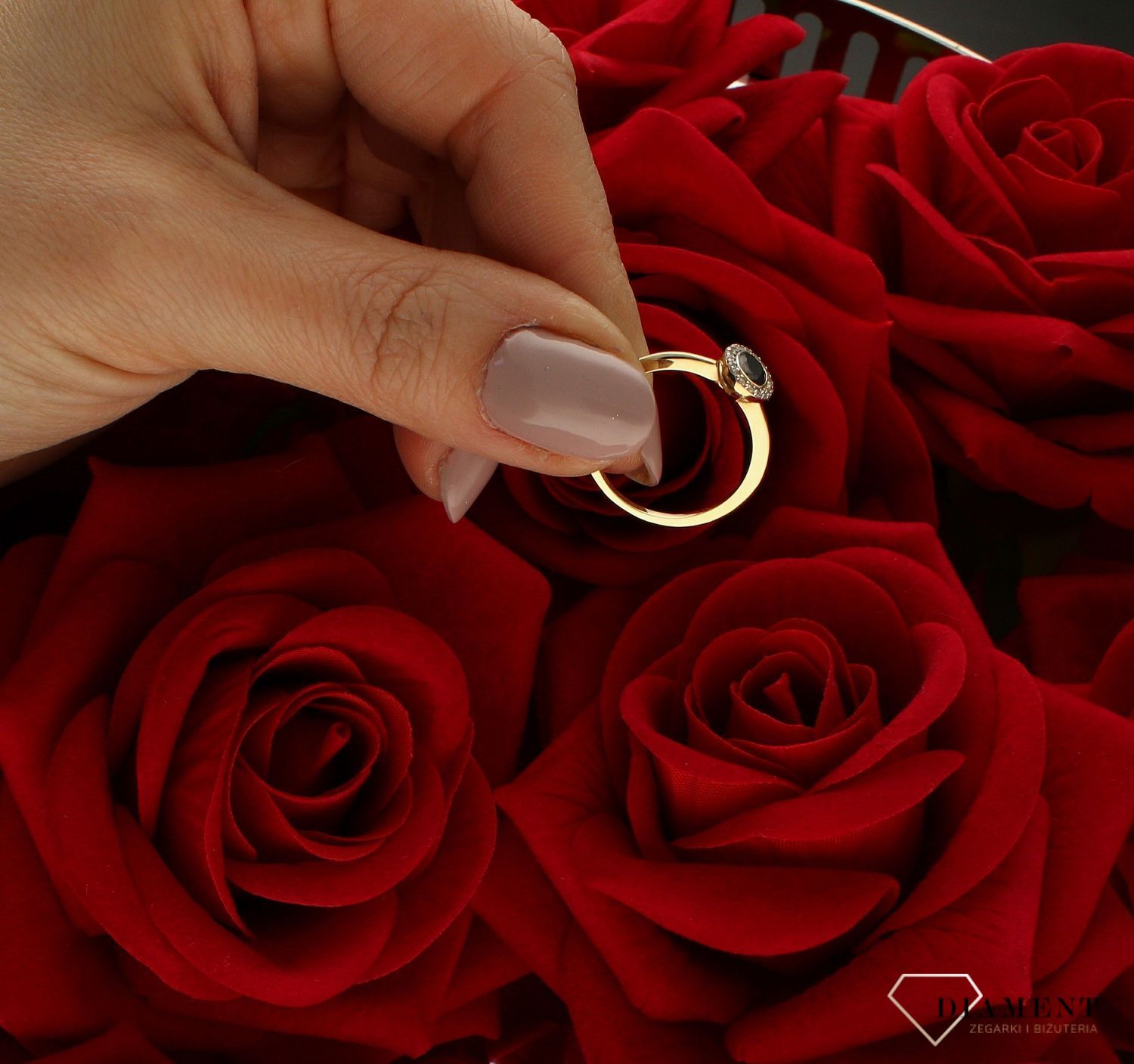 Złoty pierścionek 585 z czarną cyrkonią zaręczynowy wzór rozmiar 15 DIA-PRS-9268-585 to złoty damski pierścionek wykonany z wysokiej próby złota 585. Idealna czarna cyrkonia we wzorze zaręczynowym nadają pierścionkowi nowocz (4).jpg