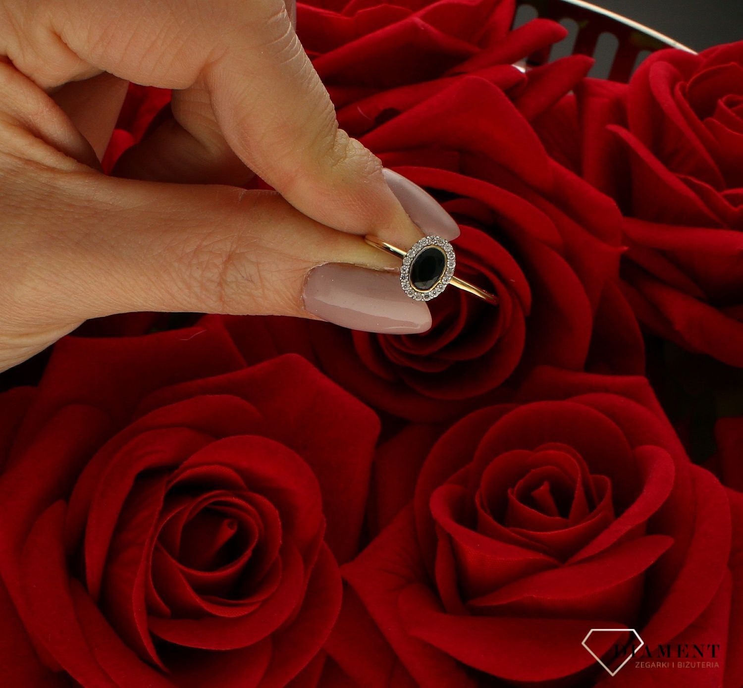 Złoty pierścionek 585 z czarną cyrkonią zaręczynowy wzór rozmiar 15 DIA-PRS-9268-585 to złoty damski pierścionek wykonany z wysokiej próby złota 585. Idealna czarna cyrkonia we wzorze zaręczynowym nadają pierścionkowi nowocz (4).jpg