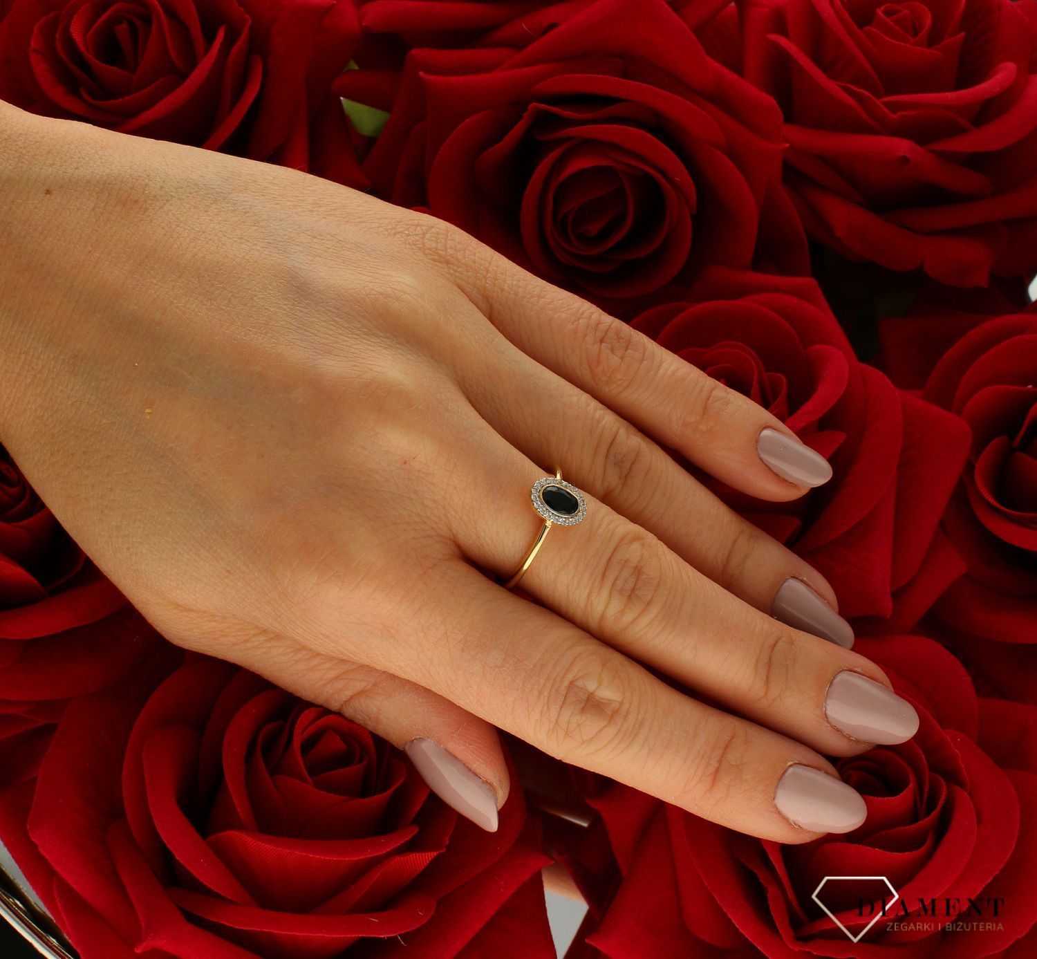 Złoty pierścionek 585 z czarną cyrkonią zaręczynowy wzór rozmiar 15 DIA-PRS-9268-585 to złoty damski pierścionek wykonany z wysokiej próby złota 585. Idealna czarna cyrkonia we wzorze zaręczynowym nadają pierścionkowi nowocz (4).jpg