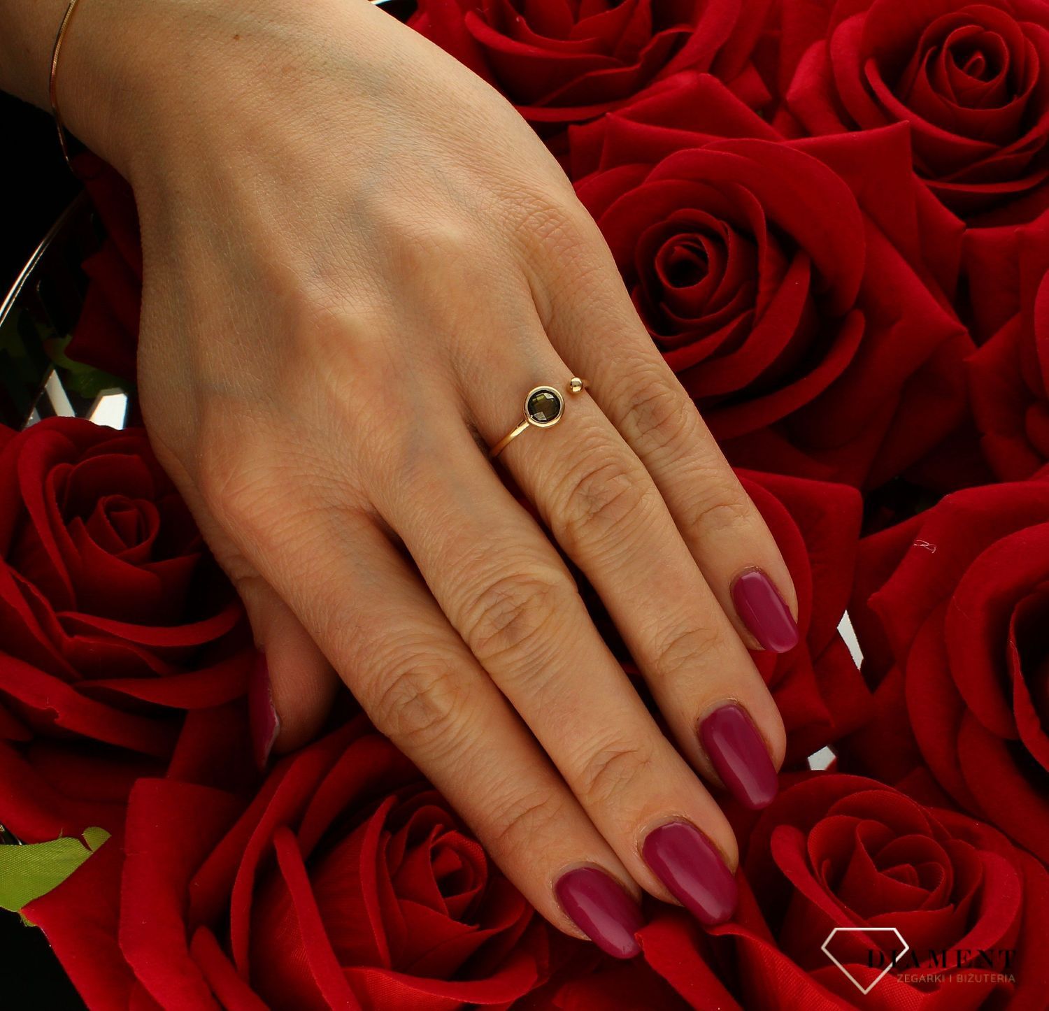 Złoty pierścionek 585 z zieloną cyrkonią rozmiar 11 DIA-PRS-9269-585 to złoty damski pierścionek wykonany z wysokiej próby żółtego złota 585. Idealna zielona cyrkonia we wzorze  nadaje pierścionkowi nowoczesnego wyglądu..jpg