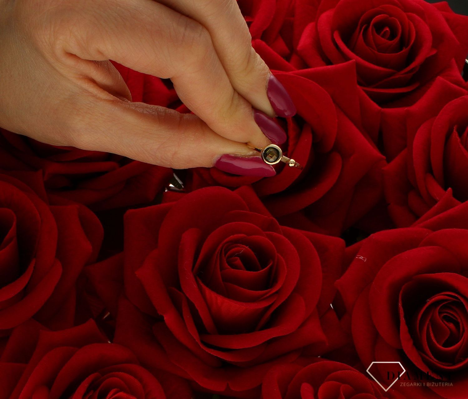 Złoty pierścionek 585 z zieloną cyrkonią rozmiar 11 DIA-PRS-9269-585 to złoty damski pierścionek wykonany z wysokiej próby żółtego złota 585. Idealna zielona cyrkonia we wzorze  nadaje pierścionkowi nowoczesnego wyglądu..jpg