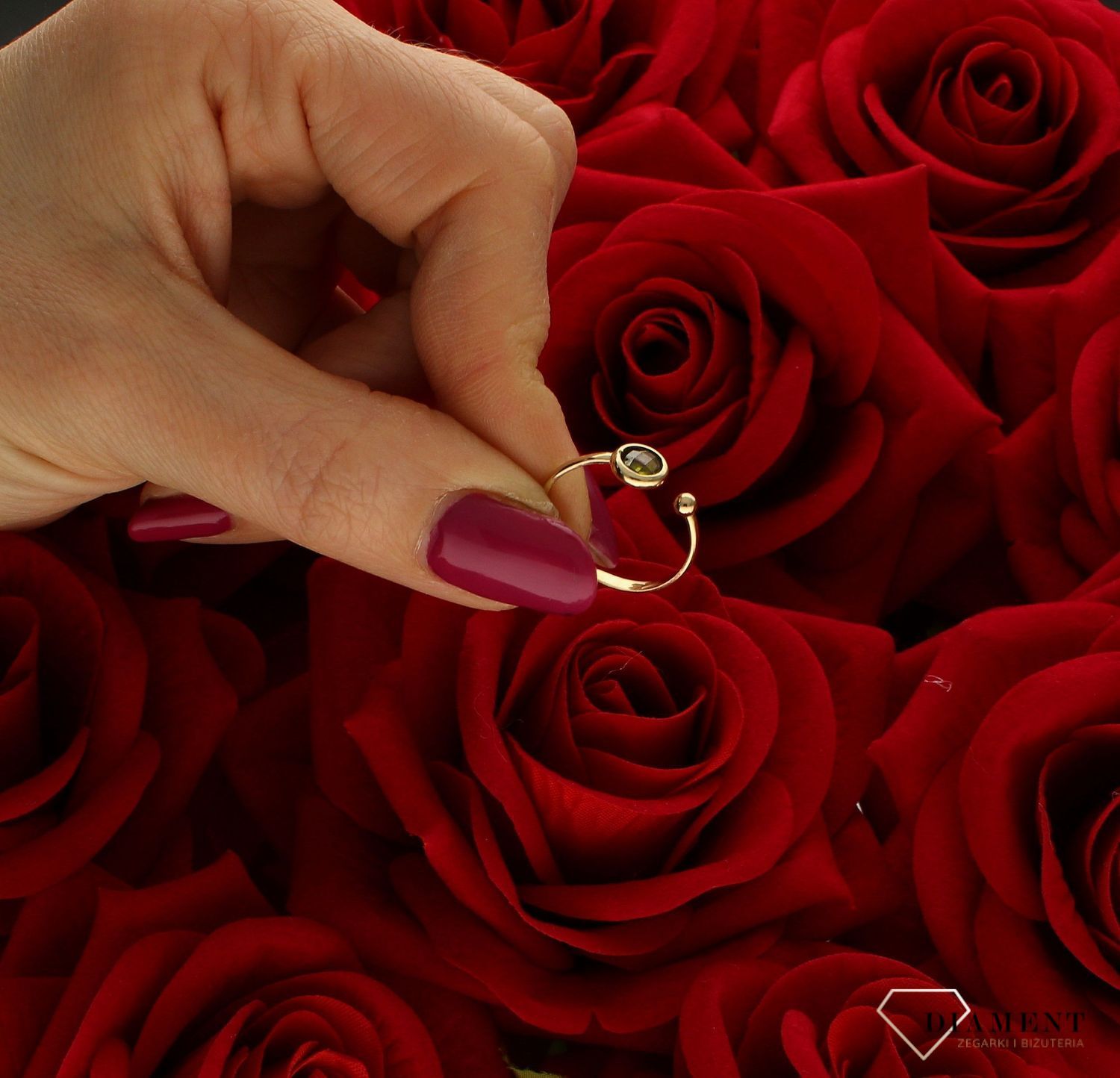 Złoty pierścionek 585 z zieloną cyrkonią rozmiar 11 DIA-PRS-9269-585 to złoty damski pierścionek wykonany z wysokiej próby żółtego złota 585. Idealna zielona cyrkonia we wzorze  nadaje pierścionkowi nowoczesnego wyglądu..jpg