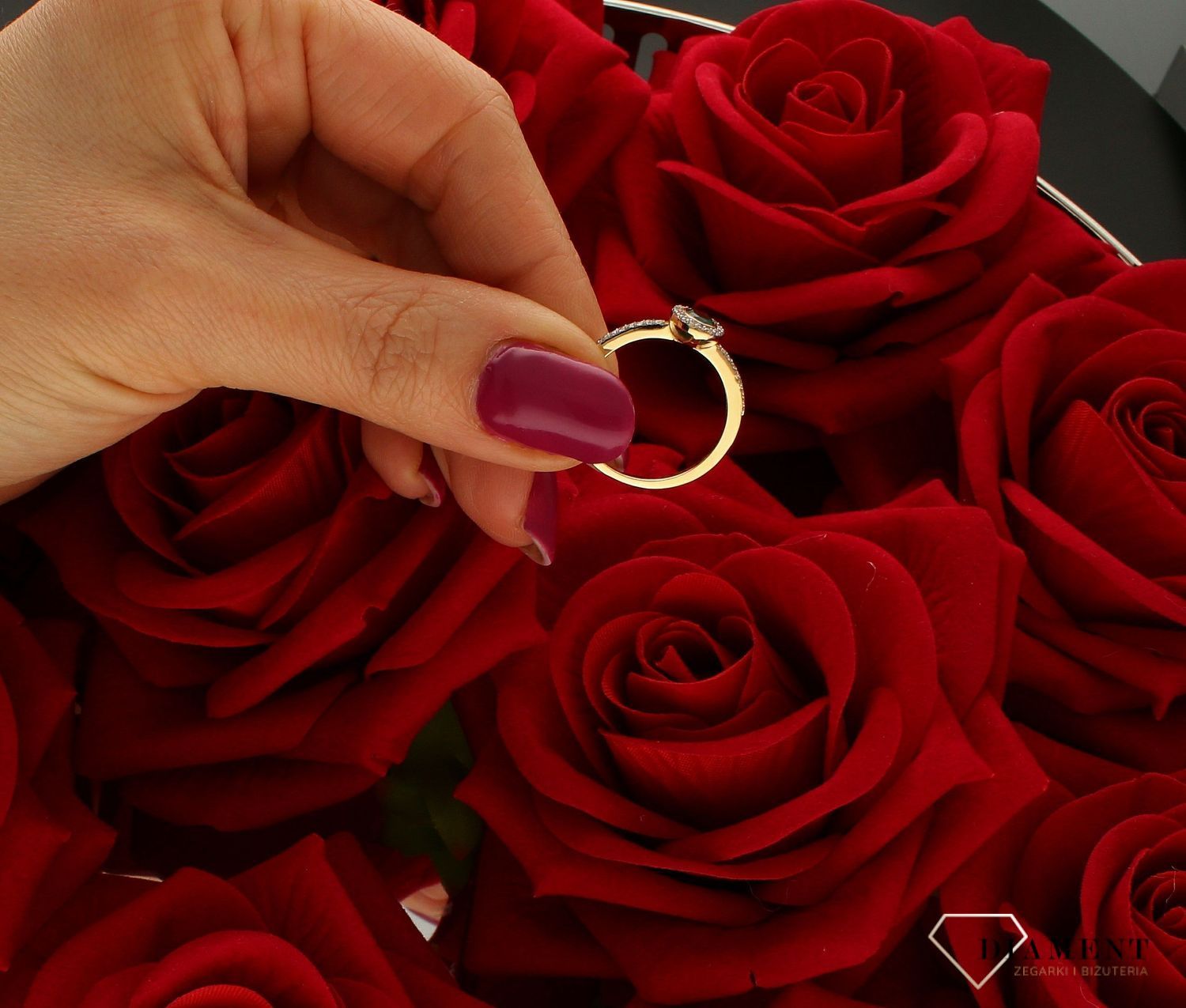 Złoty pierścionek 585 damski z zieloną cyrkonią DIA-PRS-9270-585. Przepiękny pierścionek, który został ozdobiony błyszczącymi cyrkoniami oraz jedną owalną w zielonym kolorze. Pierścionek z wysokiej jakości 14-karatowego złot (4).jpg