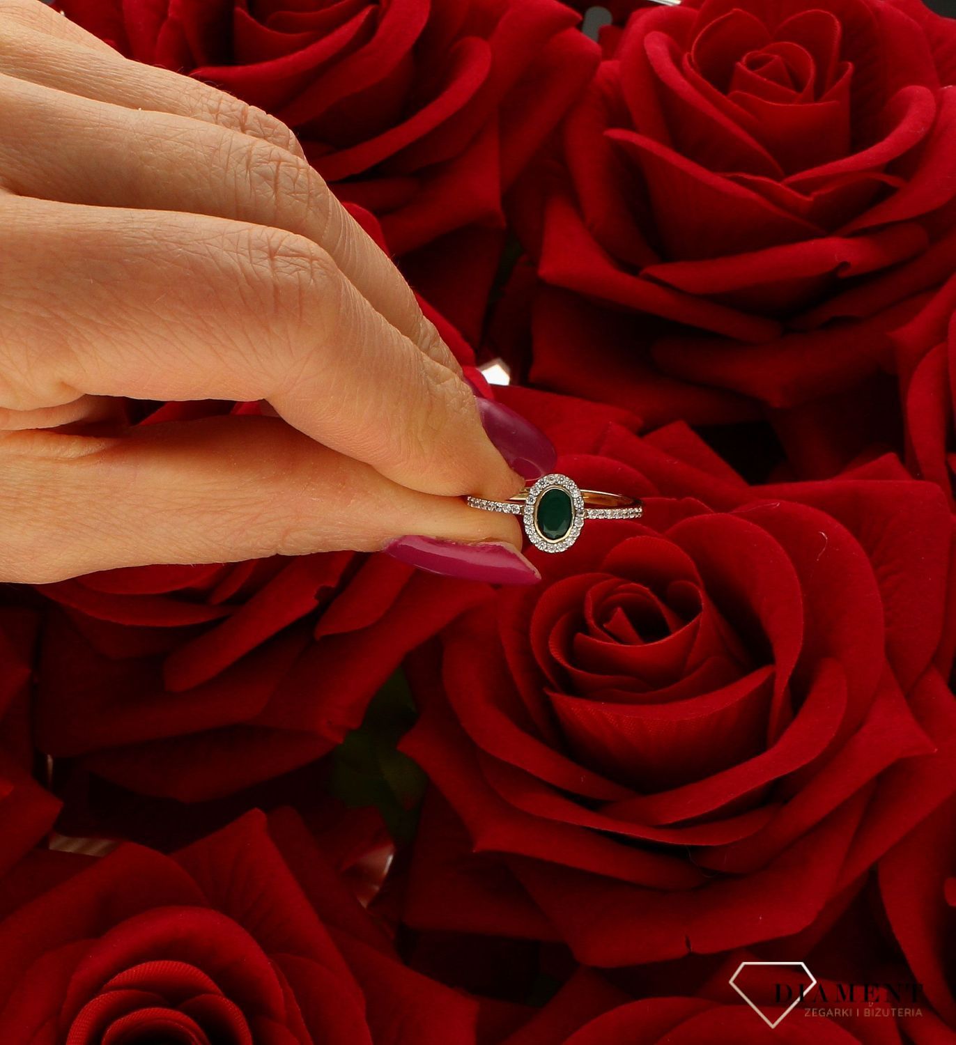 Złoty pierścionek 585 damski z zieloną cyrkonią DIA-PRS-9270-585. Przepiękny pierścionek, który został ozdobiony błyszczącymi cyrkoniami oraz jedną owalną w zielonym kolorze. Pierścionek z wysokiej jakości 14-karatowego złot (4).jpg