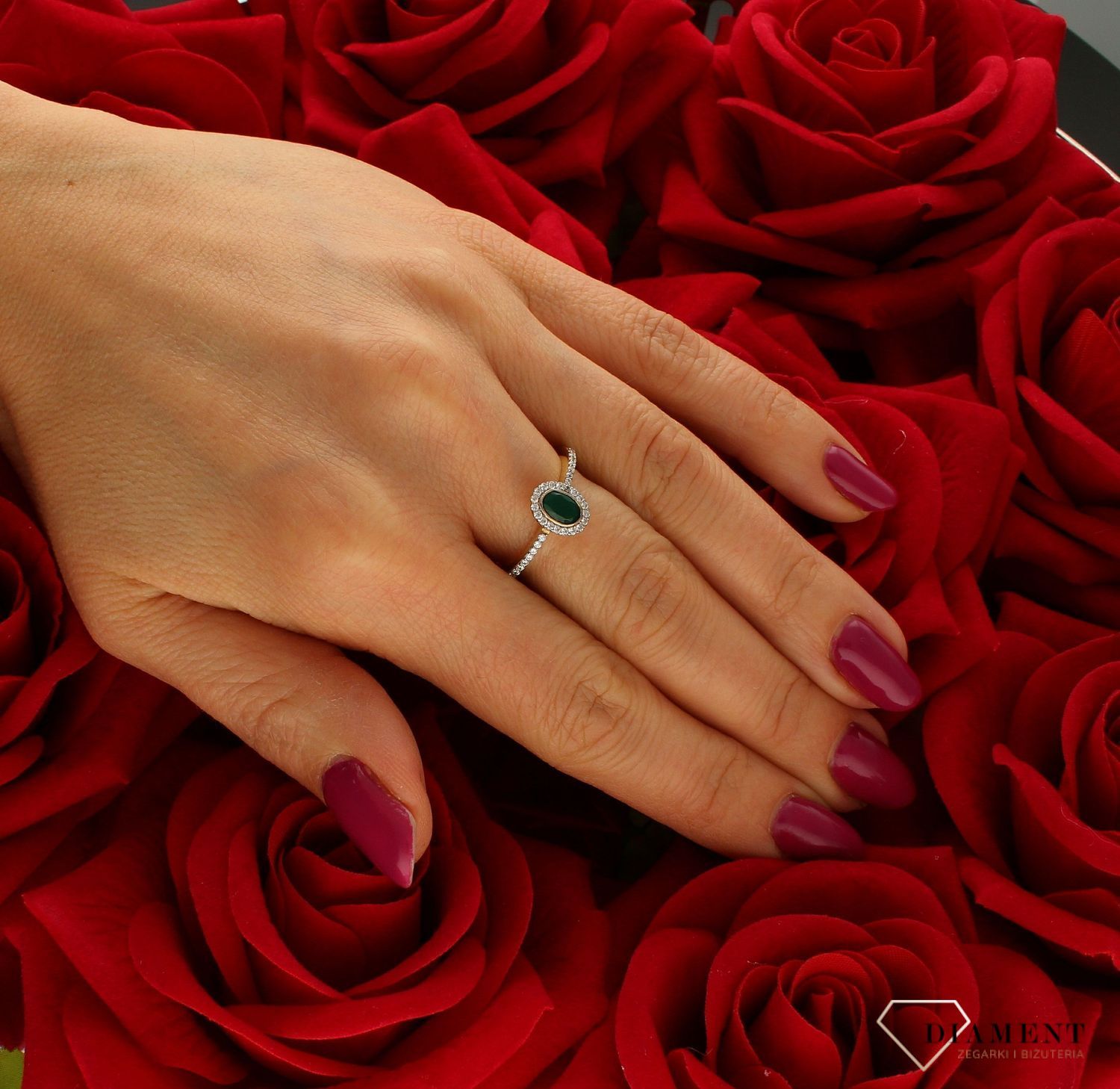 Złoty pierścionek 585 damski z zieloną cyrkonią DIA-PRS-9270-585. Przepiękny pierścionek, który został ozdobiony błyszczącymi cyrkoniami oraz jedną owalną w zielonym kolorze. Pierścionek z wysokiej jakości 14-karatowego złot (4).jpg