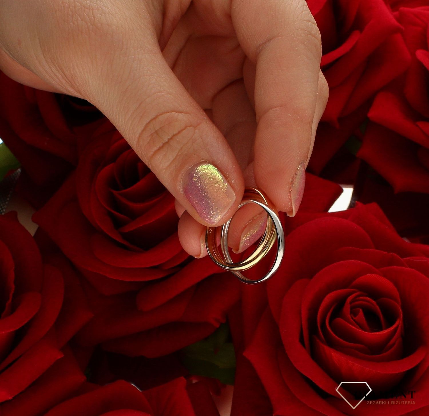 Złoty pierścionek damski 585 gładka potrójna obrączka rozmiar 14 DIA-PRS-9271-585 to złoty damski pierścionek wykonany z wysokiej próby białego i żółtego złota 585. Wzór gładkiej obrączki klasycznej potrójnej nadaje pierścio (4).jpg