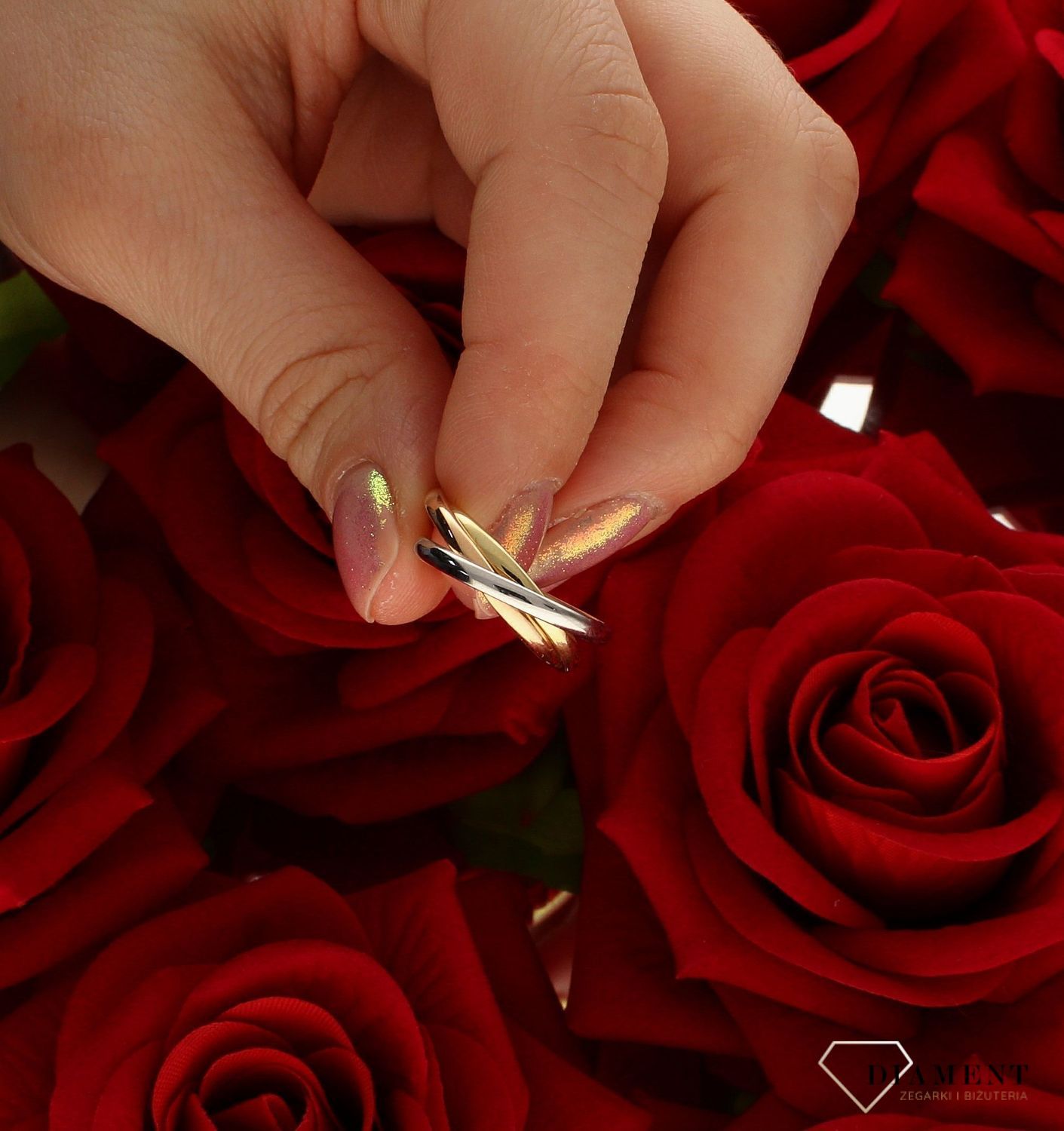 Złoty pierścionek damski 585 gładka potrójna obrączka rozmiar 14 DIA-PRS-9271-585 to złoty damski pierścionek wykonany z wysokiej próby białego i żółtego złota 585. Wzór gładkiej obrączki klasycznej potrójnej nadaje pierścio (4).jpg