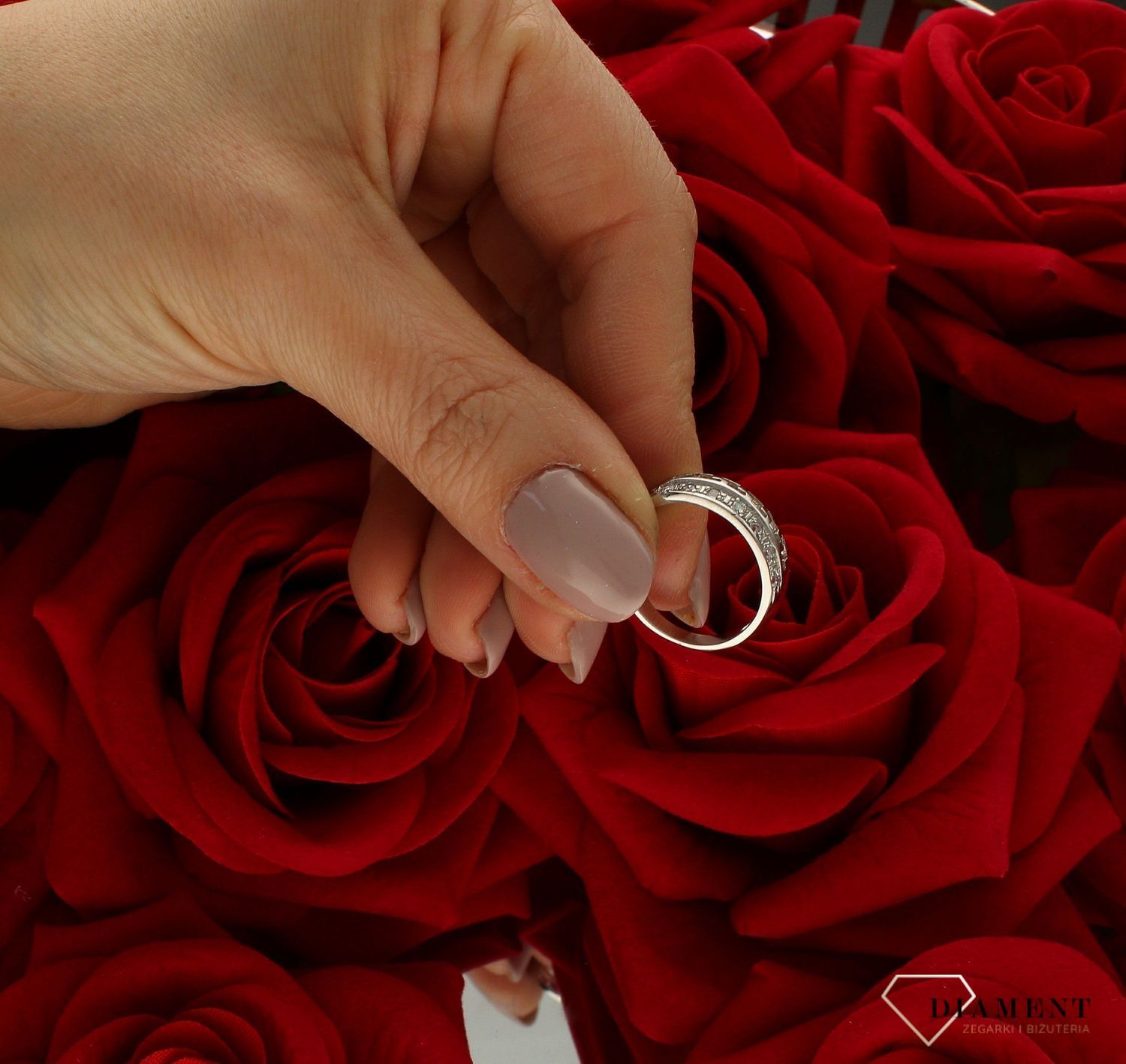 Złoty pierścionek 585 białe złoto grecki wzór rozmiar 13 DIA-PRS-9272-585  to złoty damski pierścionek wykonany z wysokiej próby złota 585. Idealna biała cyrkonia we wzorze greckim nadają pierścionkowi nowoczesnego wyglądu ( (4).jpg