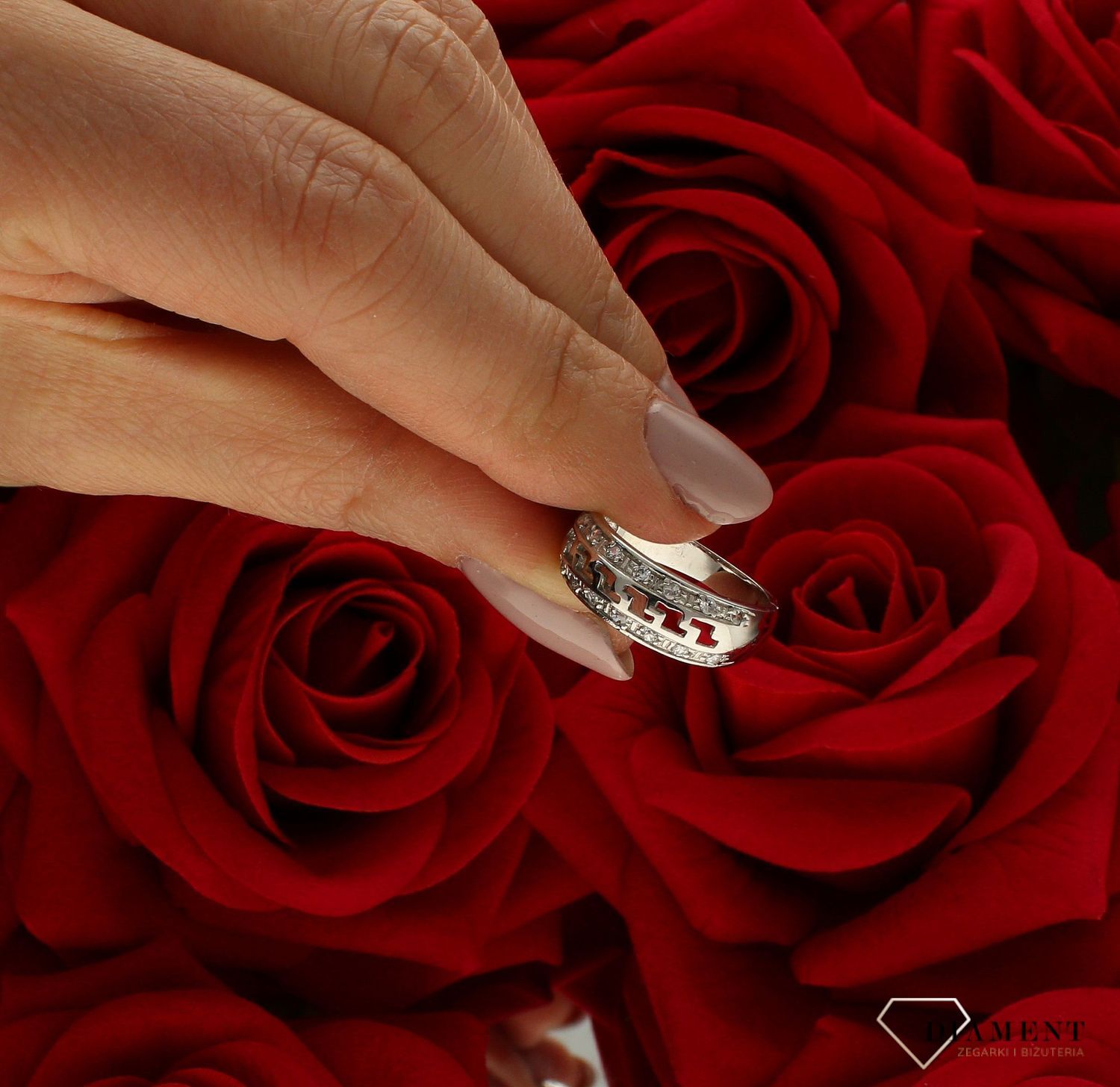 Złoty pierścionek 585 białe złoto grecki wzór rozmiar 13 DIA-PRS-9272-585  to złoty damski pierścionek wykonany z wysokiej próby złota 585. Idealna biała cyrkonia we wzorze greckim nadają pierścionkowi nowoczesnego wyglądu ( (4).jpg