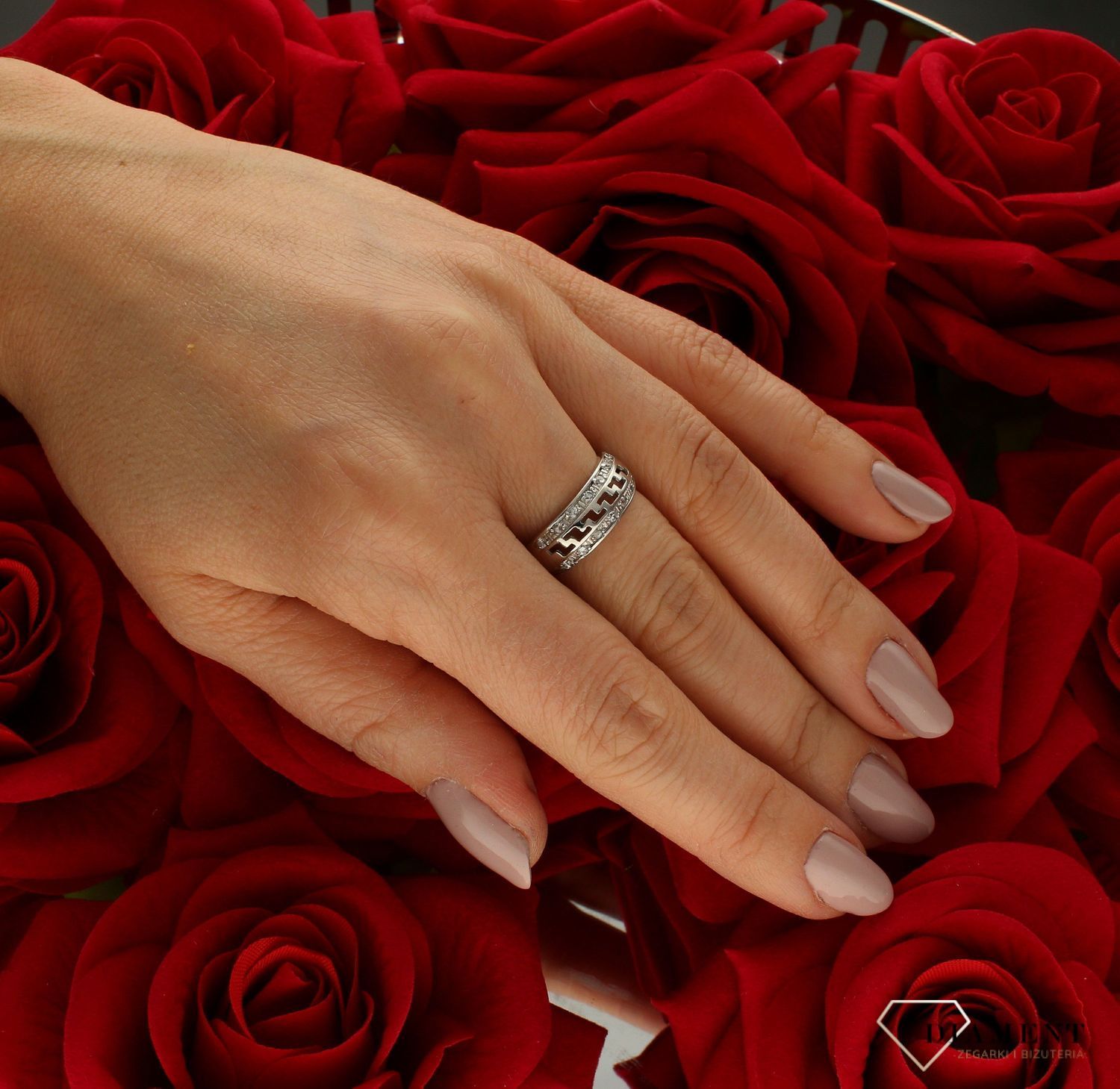 Złoty pierścionek 585 białe złoto grecki wzór rozmiar 13 DIA-PRS-9272-585  to złoty damski pierścionek wykonany z wysokiej próby złota 585. Idealna biała cyrkonia we wzorze greckim nadają pierścionkowi nowoczesnego wyglądu ( (4).jpg