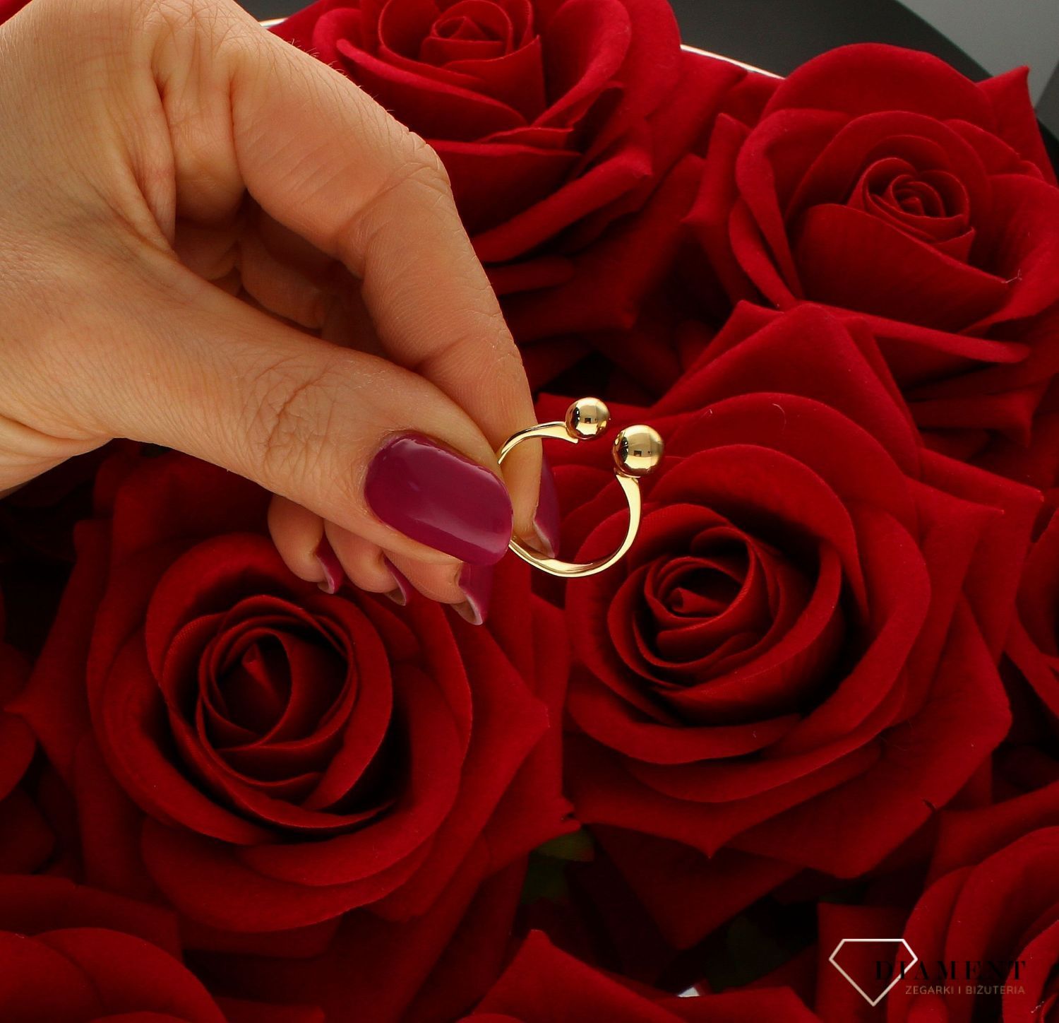 Złoty pierścionek damski 585 dwie kulki DIA-PRS-9273-585. Przepiękny pierścionek, który został ozdobiony dwoma kulkami. Pierścionek z wysokiej jakości 14-karatowego złota. Prosty pierścionek z motywem kulek. Idealny na preze (4).jpg