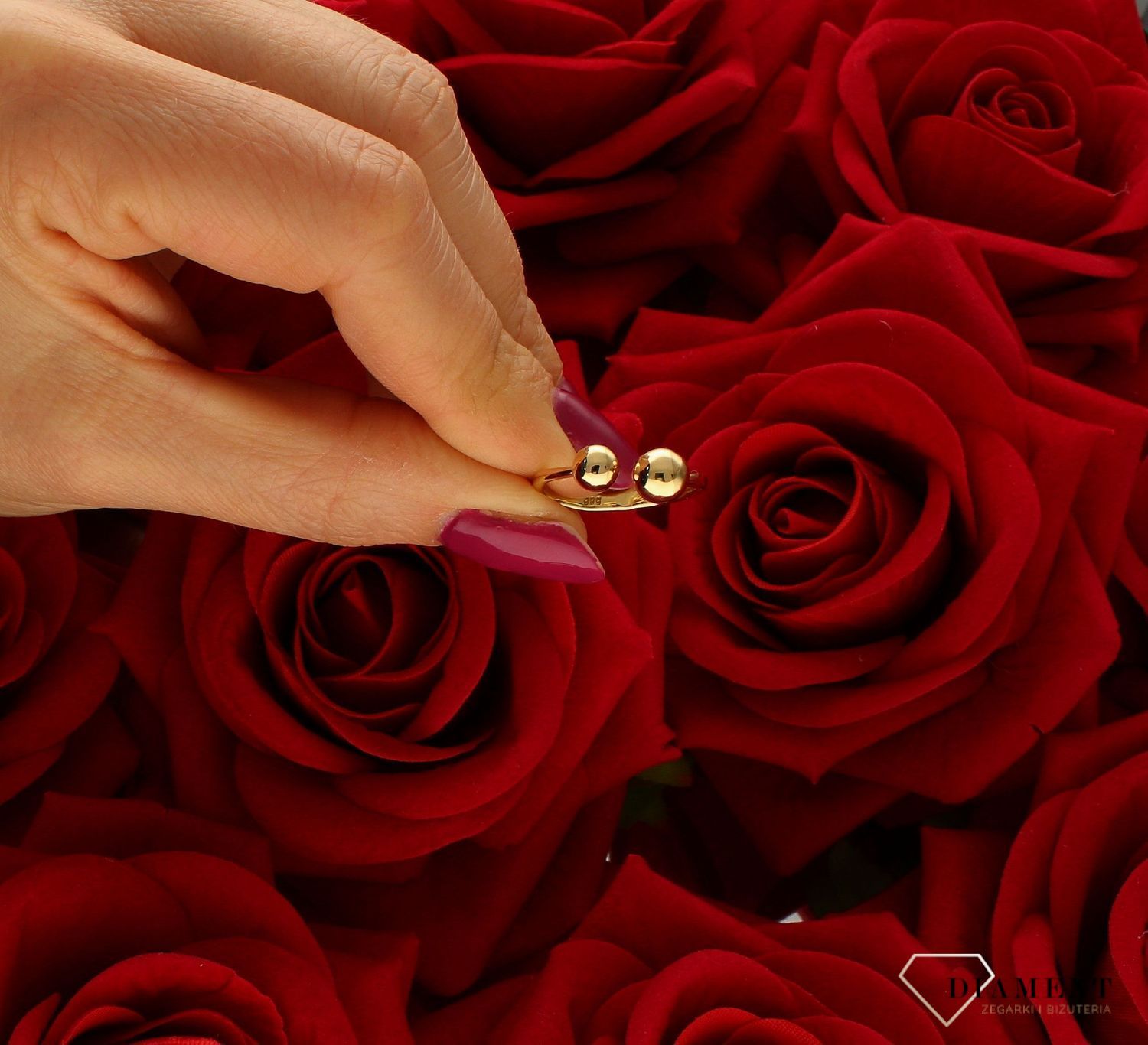 Złoty pierścionek damski 585 dwie kulki DIA-PRS-9273-585. Przepiękny pierścionek, który został ozdobiony dwoma kulkami. Pierścionek z wysokiej jakości 14-karatowego złota. Prosty pierścionek z motywem kulek. Idealny na preze (4).jpg