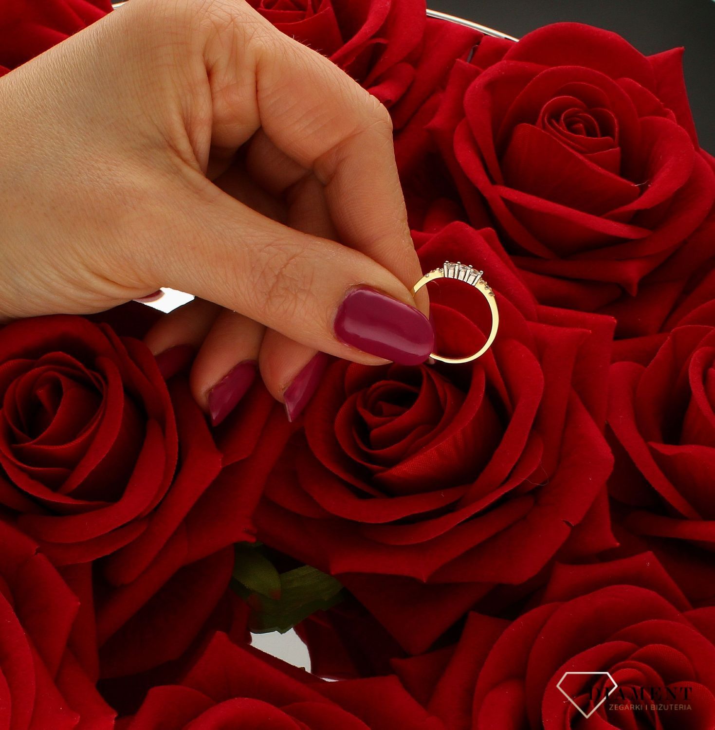 Złoty pierścionek damski 585 z trzema cyrkoniami DIA-PRS-9274-585. Pierścionek na zaręczyny. Złoty pierścionek świetnie się spra (3).jpg