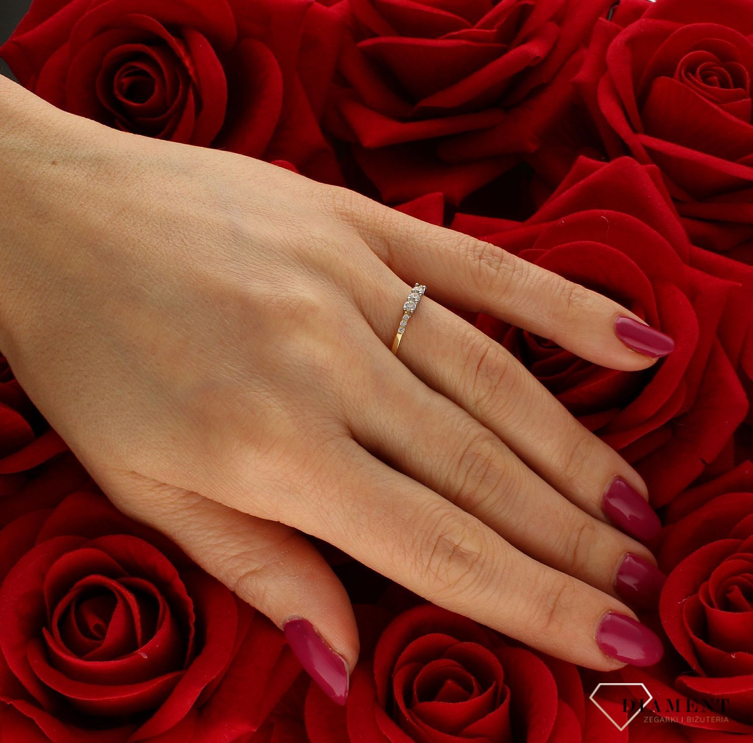 Złoty pierścionek damski 585 z trzema cyrkoniami DIA-PRS-9274-585. Pierścionek na zaręczyny. Złoty pierścionek świetnie się spra (3).jpg